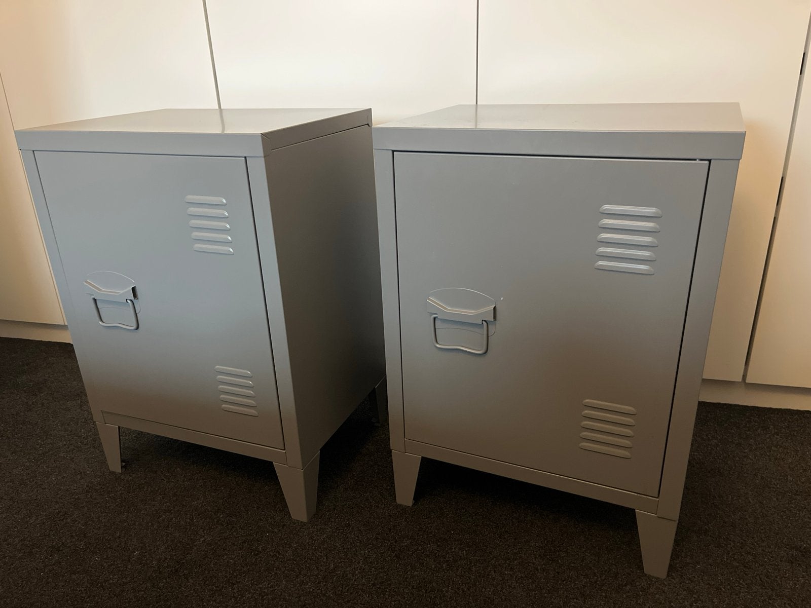 2 Metalen lockerkastjes Leipzig Kwantum grijs nachtkastje, Ophalen, Zo goed als nieuw