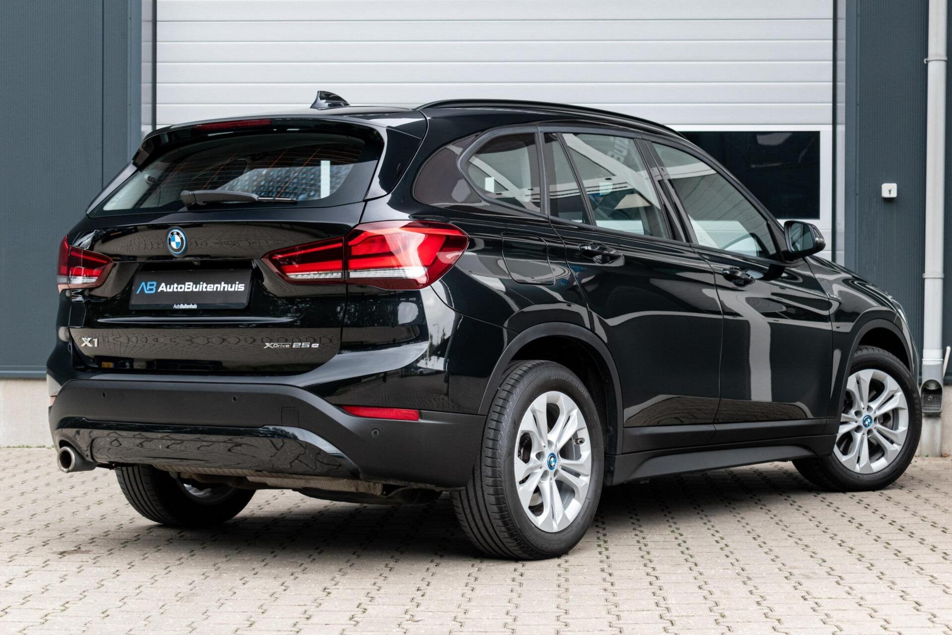 BMW X1 xDrive25e High Executive|1e EIGENAAR|ELEK.KLEP|STOELV, Auto's, Gebruikt, 750 kg, Met garantie (alle), Zwart