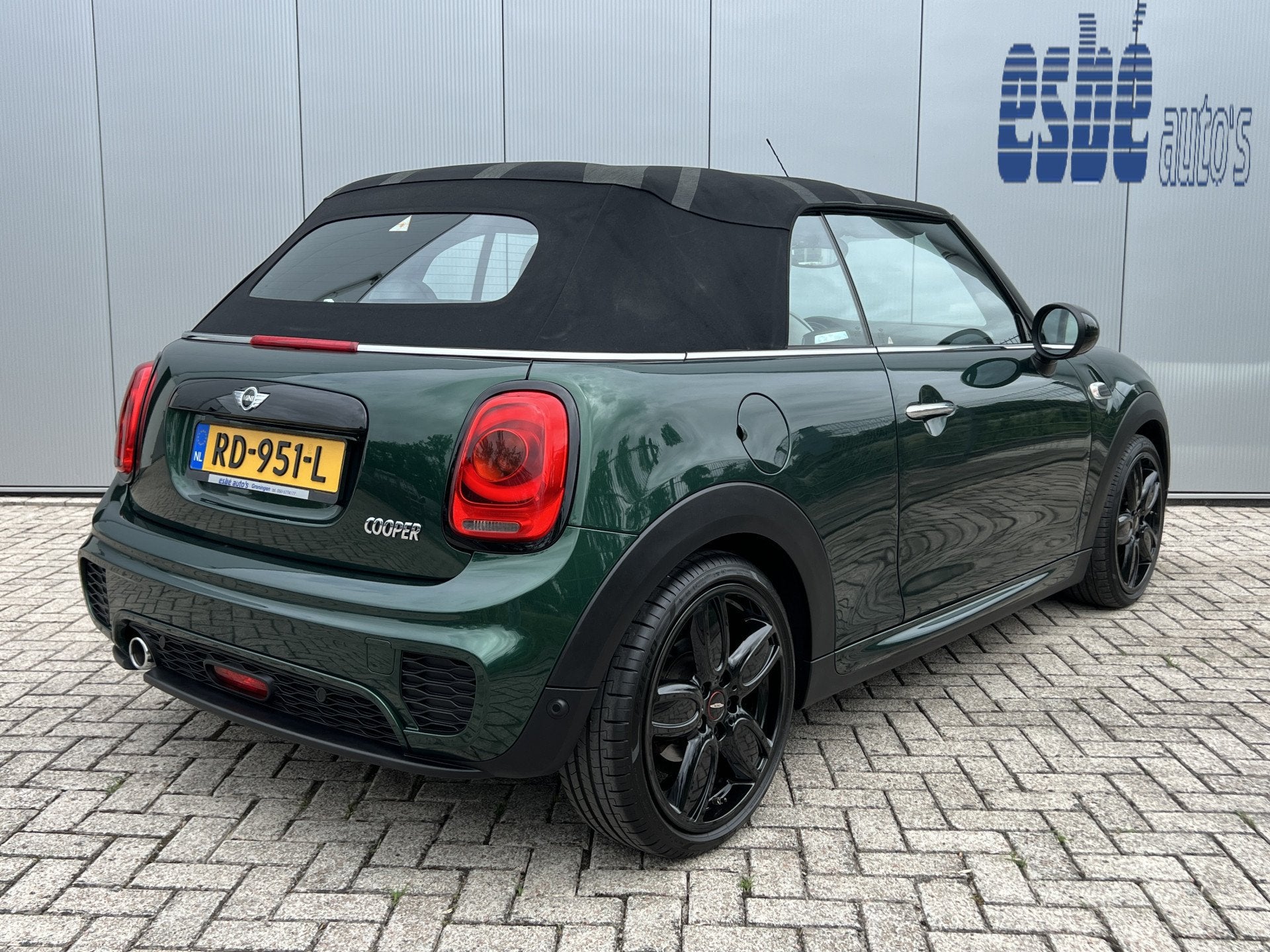 MINI Cabrio 1.5 Cooper 136 pk Automaat JCW Navigatie Head-Up, Auto's, 136 pk, Gebruikt, 4 stoelen, Bedrijf