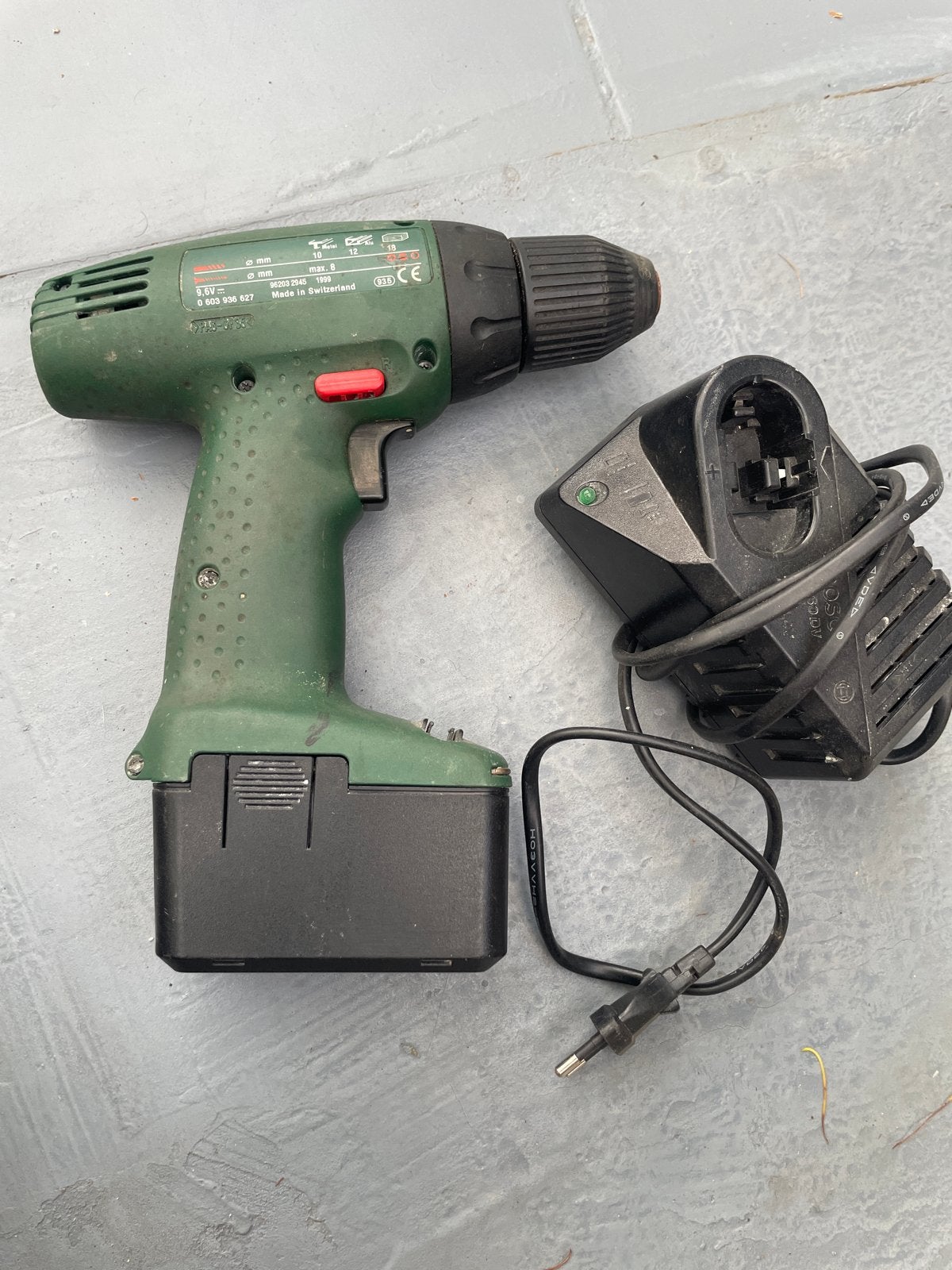 Bosch PSR 9,6 VES-2 Accuboormachine met lader, Doe-het-zelf en Verbouw, Ophalen, Gebruikt, Variabele snelheid, Boor- en Schroefmachine