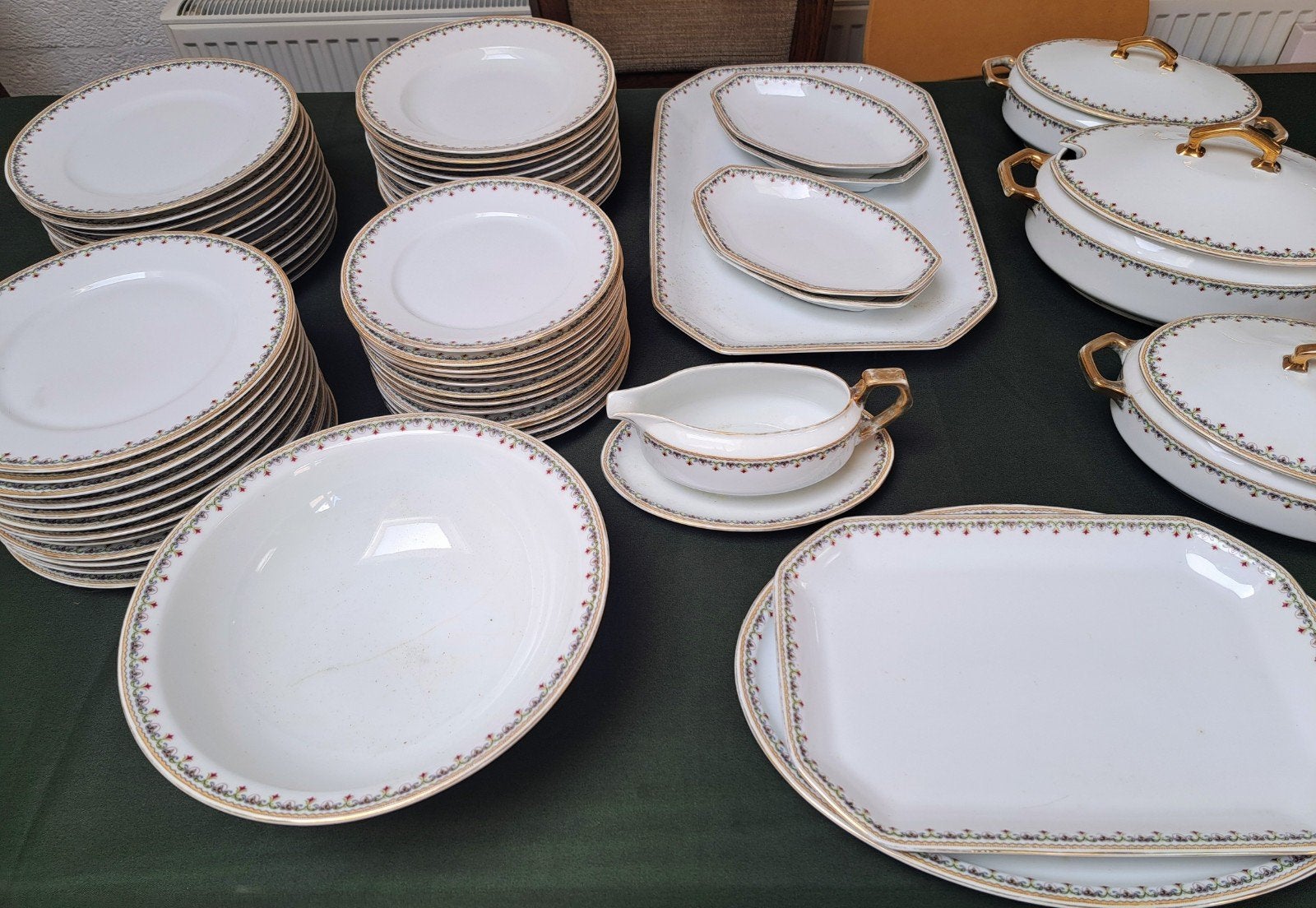 Porcelein servies met bloem en gouden randje - 12 personen, Ophalen