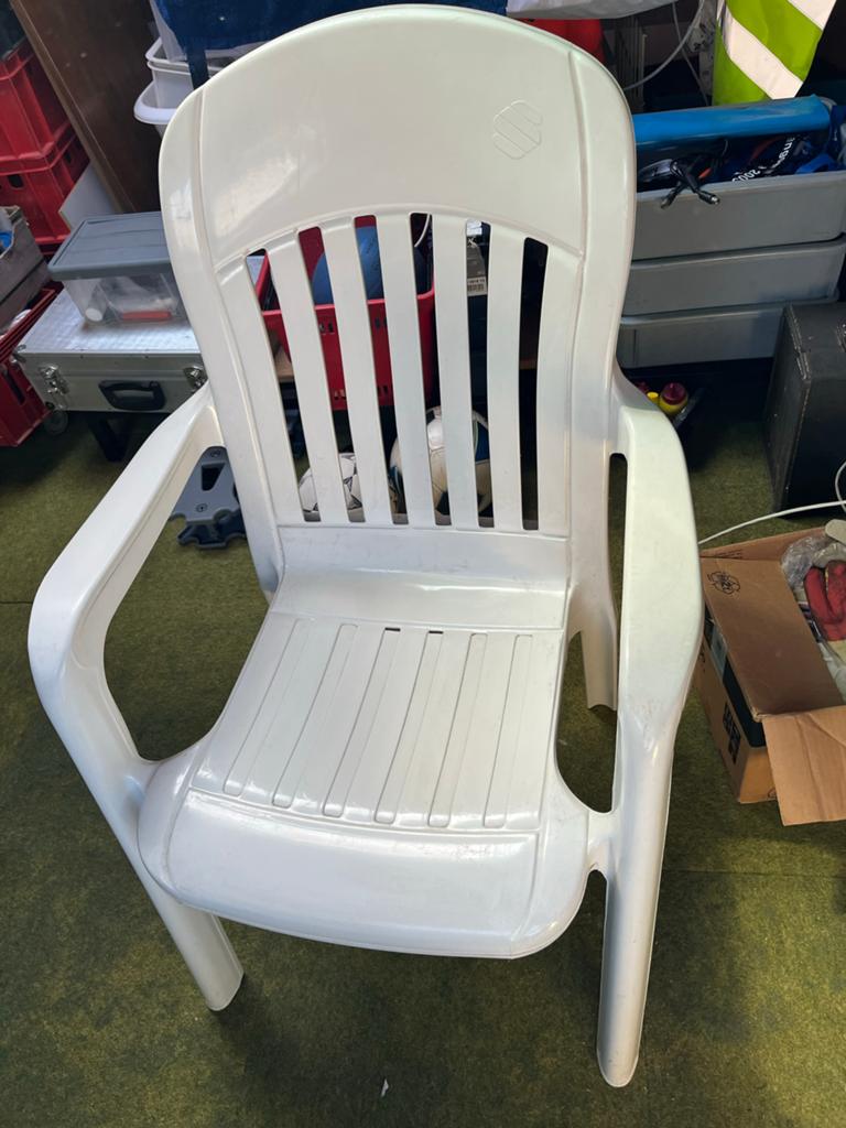 Witte kunststof tuinstoel met voetenbankje, Tuin en Terras, Tuinstoelen, Zo goed als nieuw, Kunststof, Ophalen of Verzenden