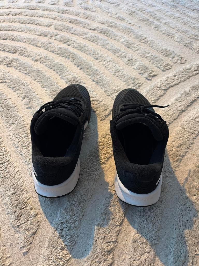 Tennis schoenen - Maat 43 - Amper gedragen, Ophalen of Verzenden, Zo goed als nieuw, Schoenen