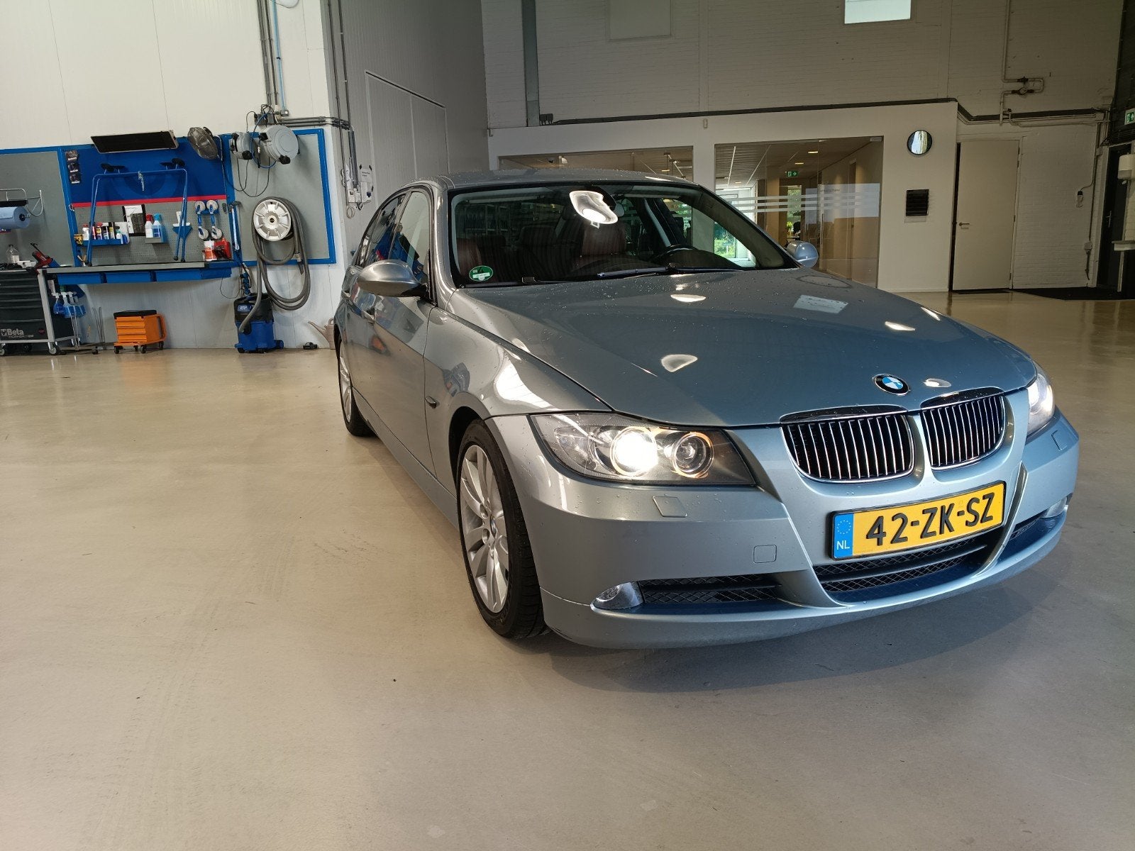 BMW 3-Serie 3.0 I 325 2008 Grijs, 745 kg, Achterwielaandrijving, 2996 cc, 75 €/maand