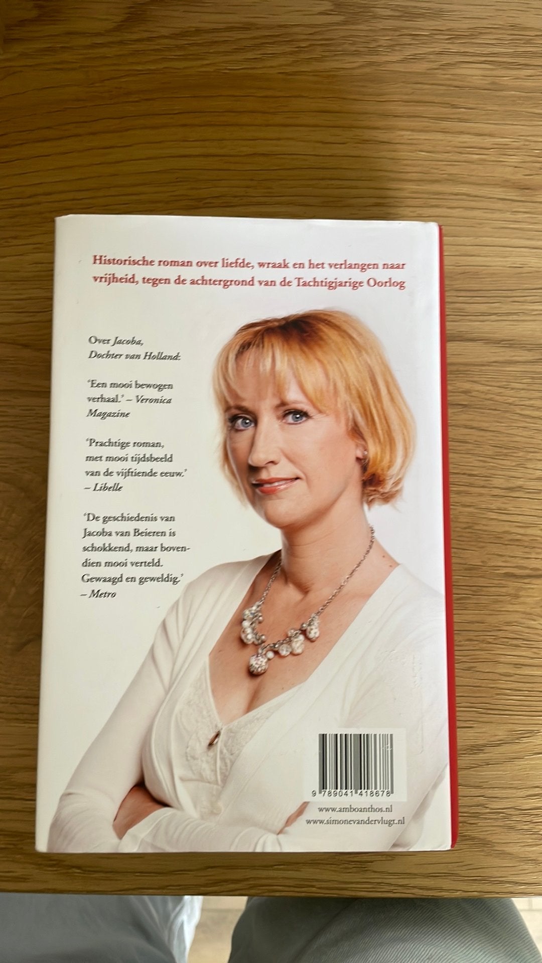 Simone van der Vlugt - Rode sneeuw in december, Boeken, Ophalen of Verzenden, Zo goed als nieuw, Simone van der Vlugt