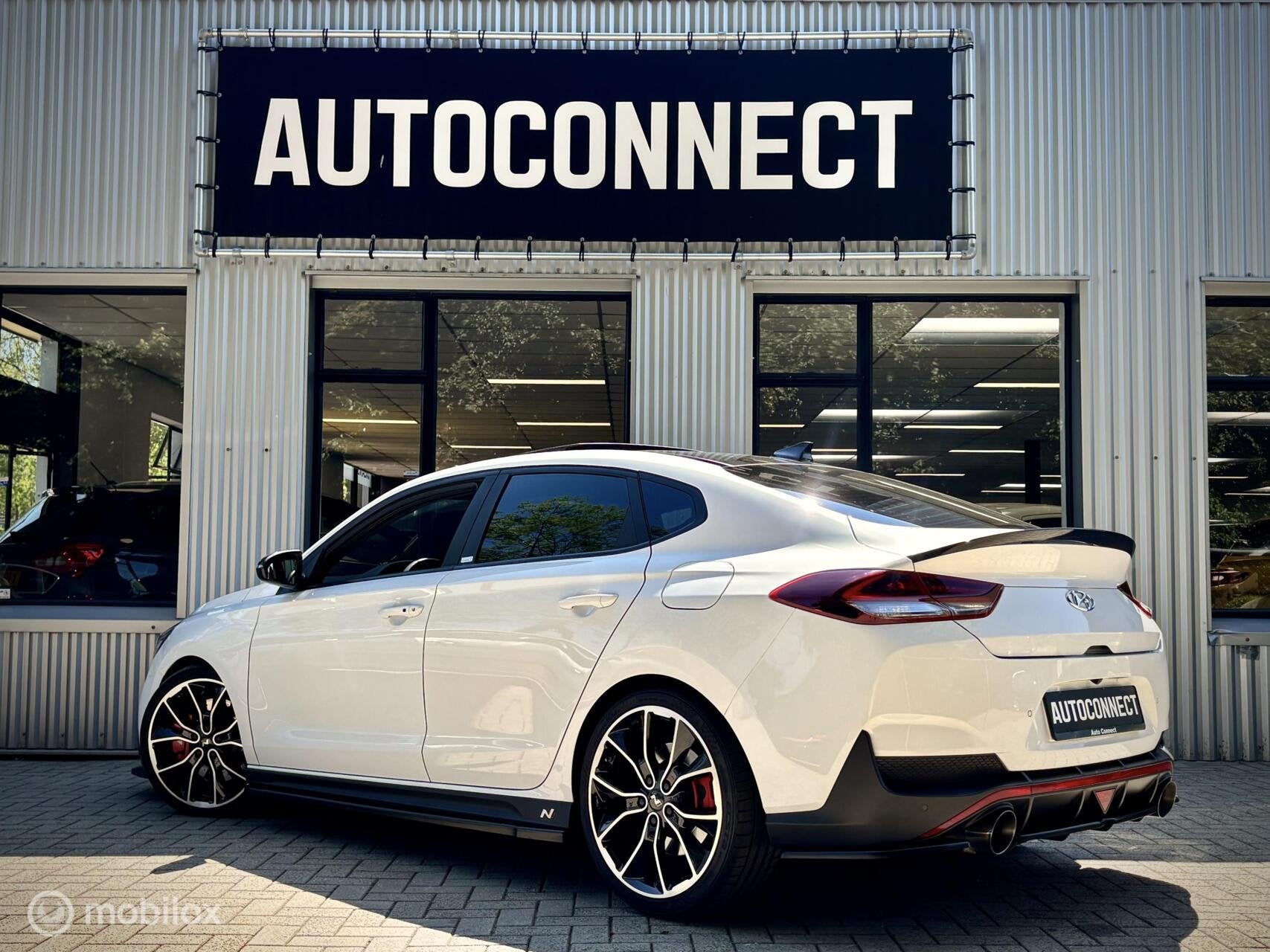Hyundai i30 Fastback 2.0 T-GDI. PANO, NAVI, CAMERA, XENON, Stof, 4 cilinders, Automatische klimaatregeling, Wit