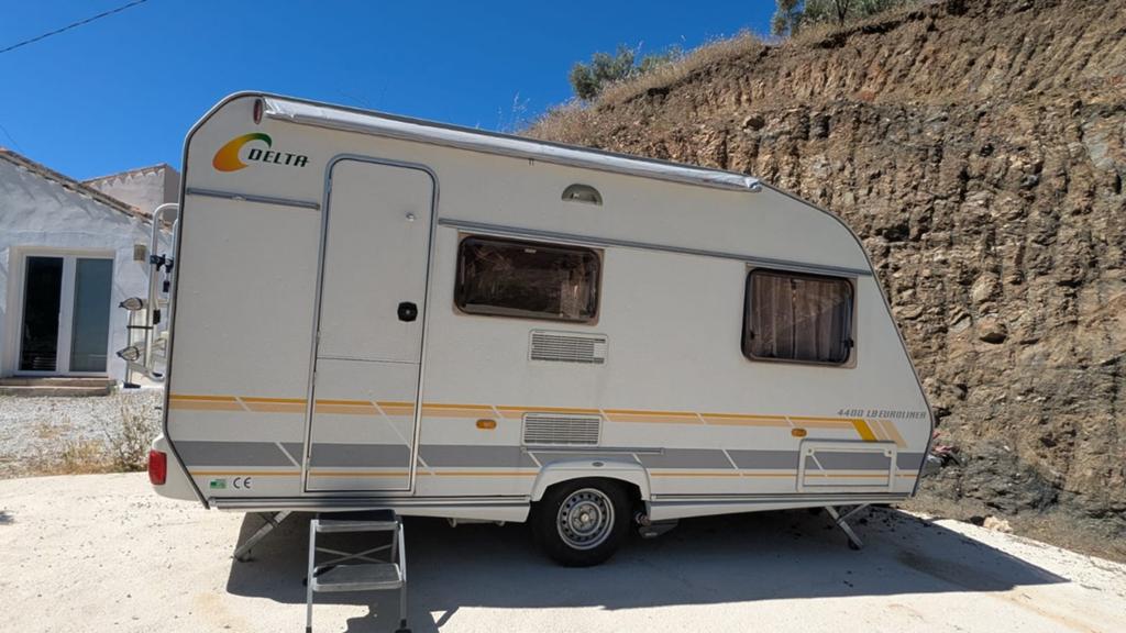 Tourcaravan te koop omgeving Málaga, Spanje, Caravans en Kamperen, Caravans, Frans bed, Treinzit, 750 - 1000 kg, Particulier