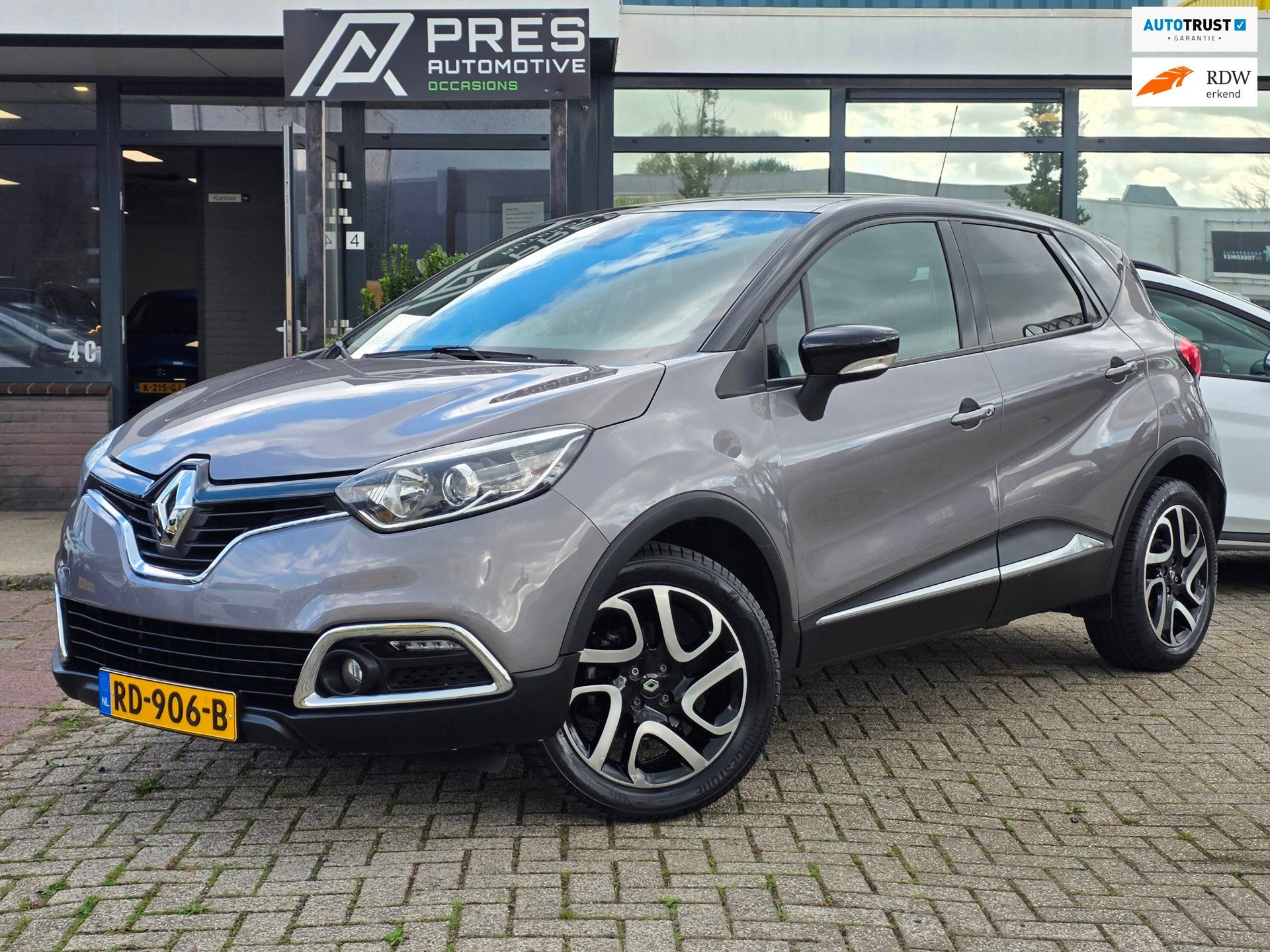 Renault Captur 1.2 TCe Dynamique |AUTOMAAT|CLIMA|CRUISE|NAVI, Auto's, Stof, 4 cilinders, Grijs, SUV of Terreinwagen