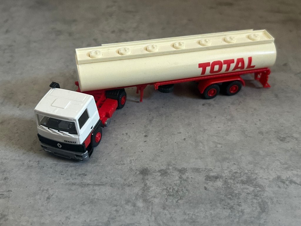 Herpa 1:87 Renault + total bezine trailer, Ophalen of Verzenden, Zo goed als nieuw, Bus of Vrachtwagen, Herpa