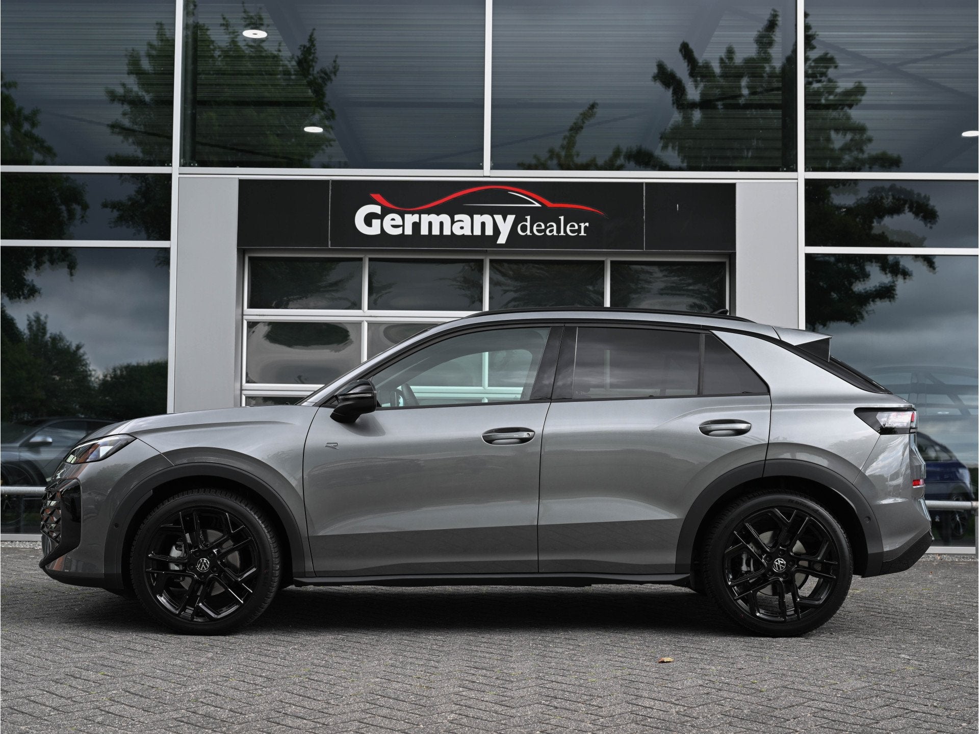 Volkswagen T-Roc 1.5 eTsi R-Line 150pk Pano Trekhaak Keyless, 1374 kg, Zwart, 4 cilinders, Leder en Stof