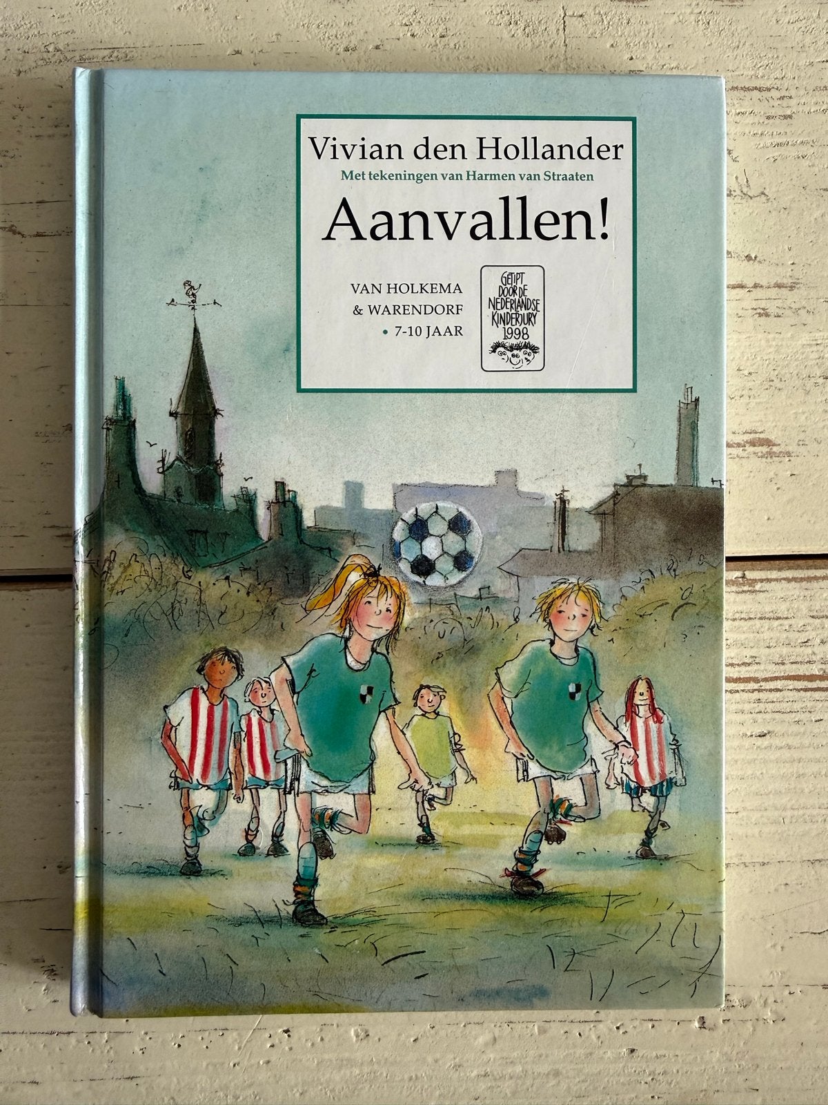 Vivian den Hollander - Aanvallen! (Voetbalboek), Boeken, Fictie algemeen, Vivian den Hollander, Ophalen of Verzenden, Zo goed als nieuw