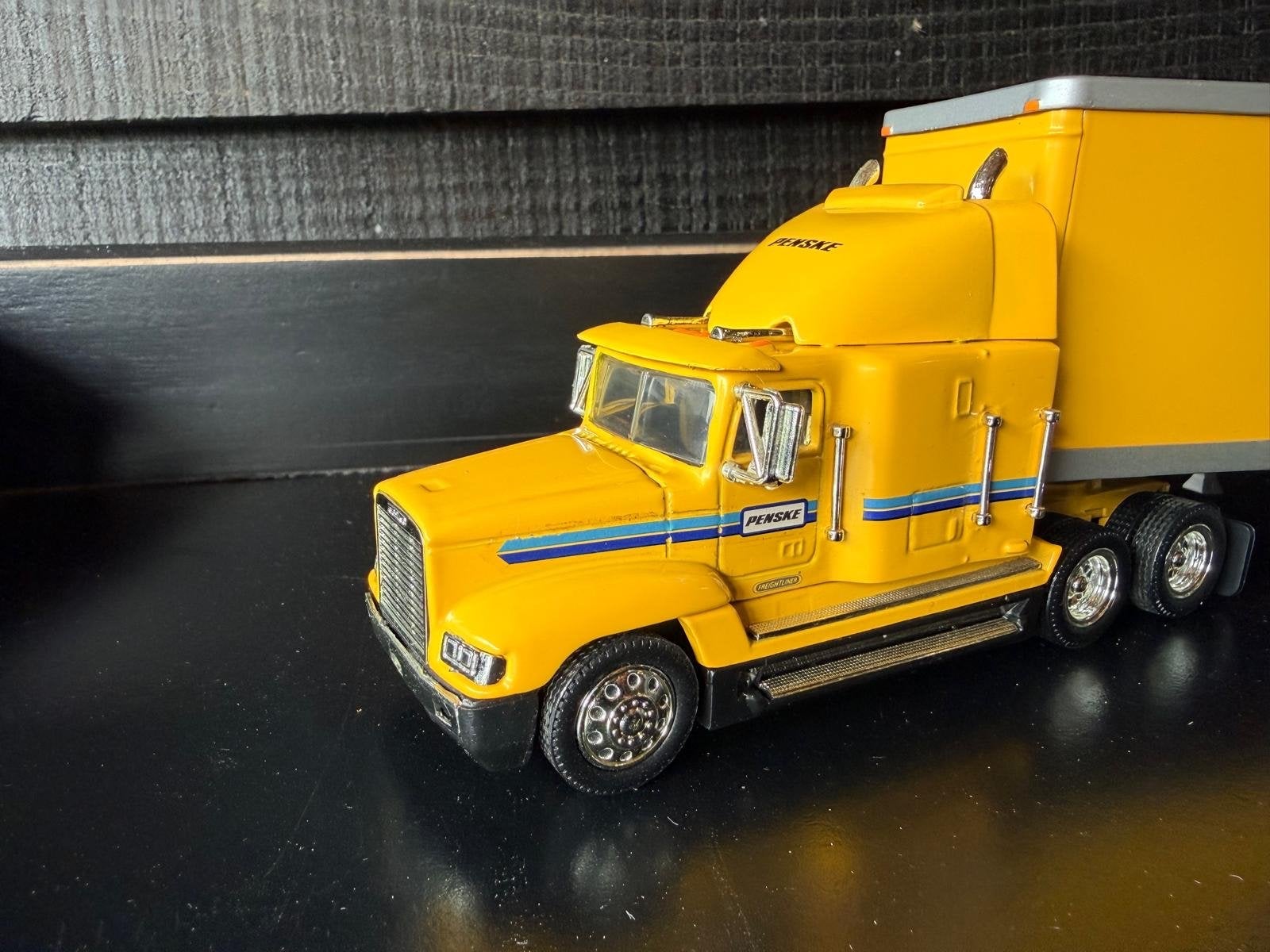 Tomkin Freightliner FLD120 Penske vrachtwagen model, Ophalen of Verzenden, Nieuw, 1:50 of kleiner, Truck