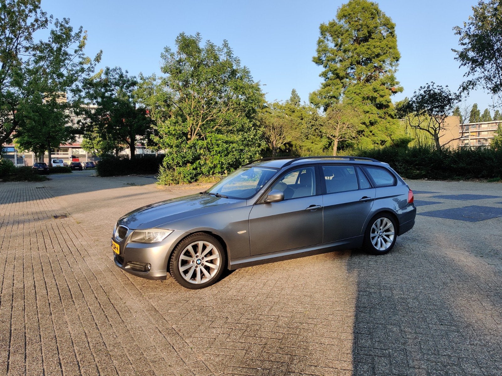 BMW 3-Serie 2.0 318 I Touring 105KW 2010 Grijs, Achterwielaandrijving, Origineel Nederlands, Handgeschakeld, Particulier
