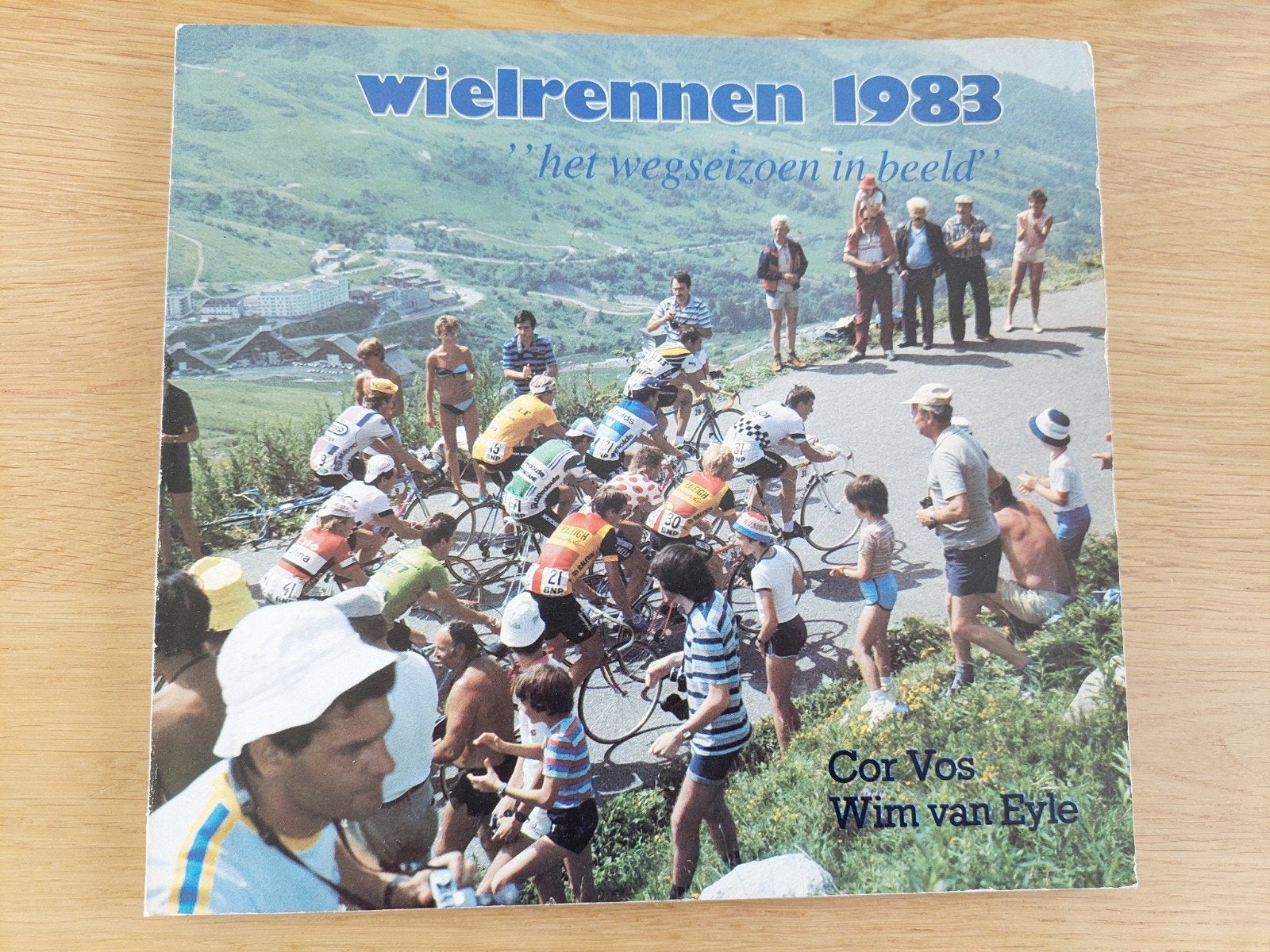 Wielrennen 1983: Het Wegseizoen in Beeld, Ophalen of Verzenden, Lopen en Fietsen