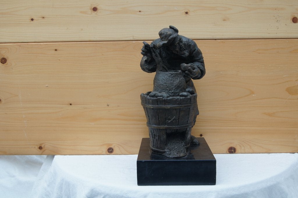 Man die aardappel schild Aziatisch brons, Ophalen of Verzenden, Brons, Beeld