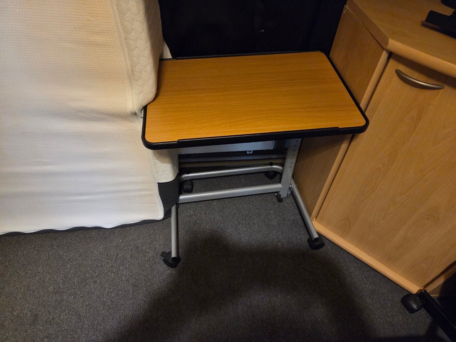 Handige bedtafel op wieltjes - ideaal voor laptop of ontbijt, Huis en Inrichting, Ophalen, Minder dan 55 cm, Gebruikt, Modern