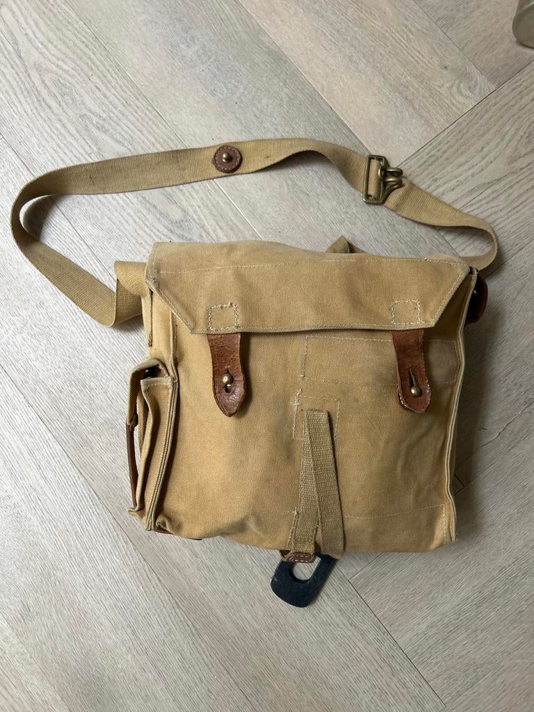 Replica gasmasker tas met origineel gasmasker (NL leger pre-, Ophalen of Verzenden, Landmacht, Nederland, Overige typen