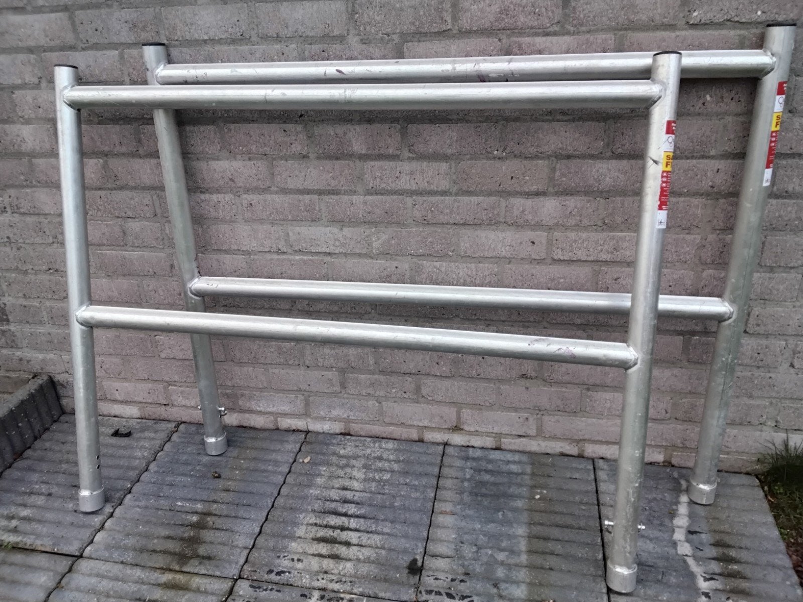 Euroscaffold leuninghouders / leuningframes 135 breed, Doe-het-zelf en Verbouw, Steigers, Zo goed als nieuw, Rolsteiger of Kamersteiger