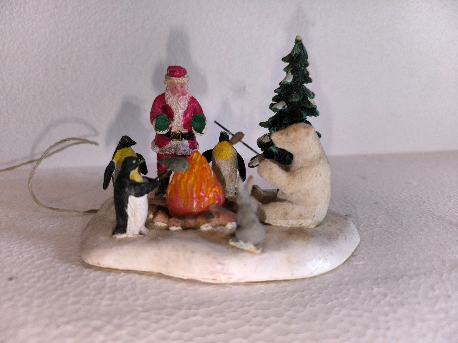 lemax kerstdorp tafereel. kerstman met pinguïn en beer, Diversen, Ophalen of Verzenden