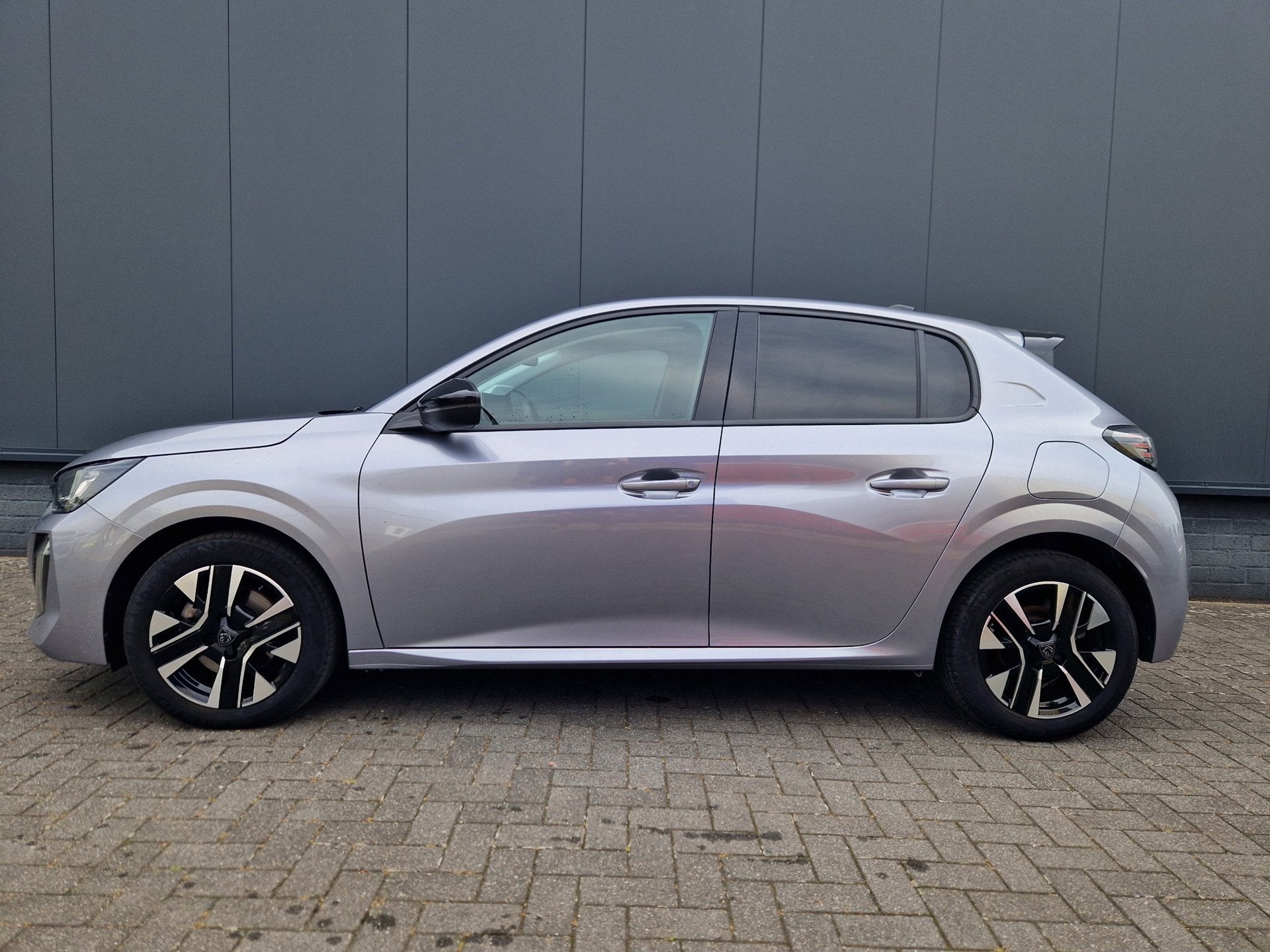 Peugeot 208 1.2 Hybrid 110 e-DCS6 Allure /Cruise /Carplay, Auto's, 12 maanden, Gebruikt, Zwart, 1199 cc