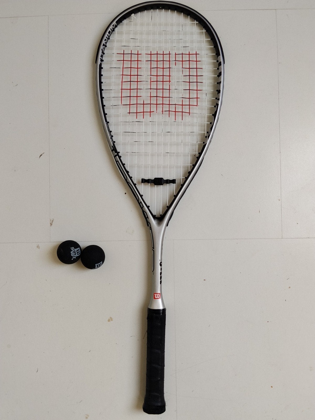 Wilson Titanium Squash Racket met hoes en ballen, Sport en Fitness, Ophalen of Verzenden, Zo goed als nieuw, Racket, Met hoes
