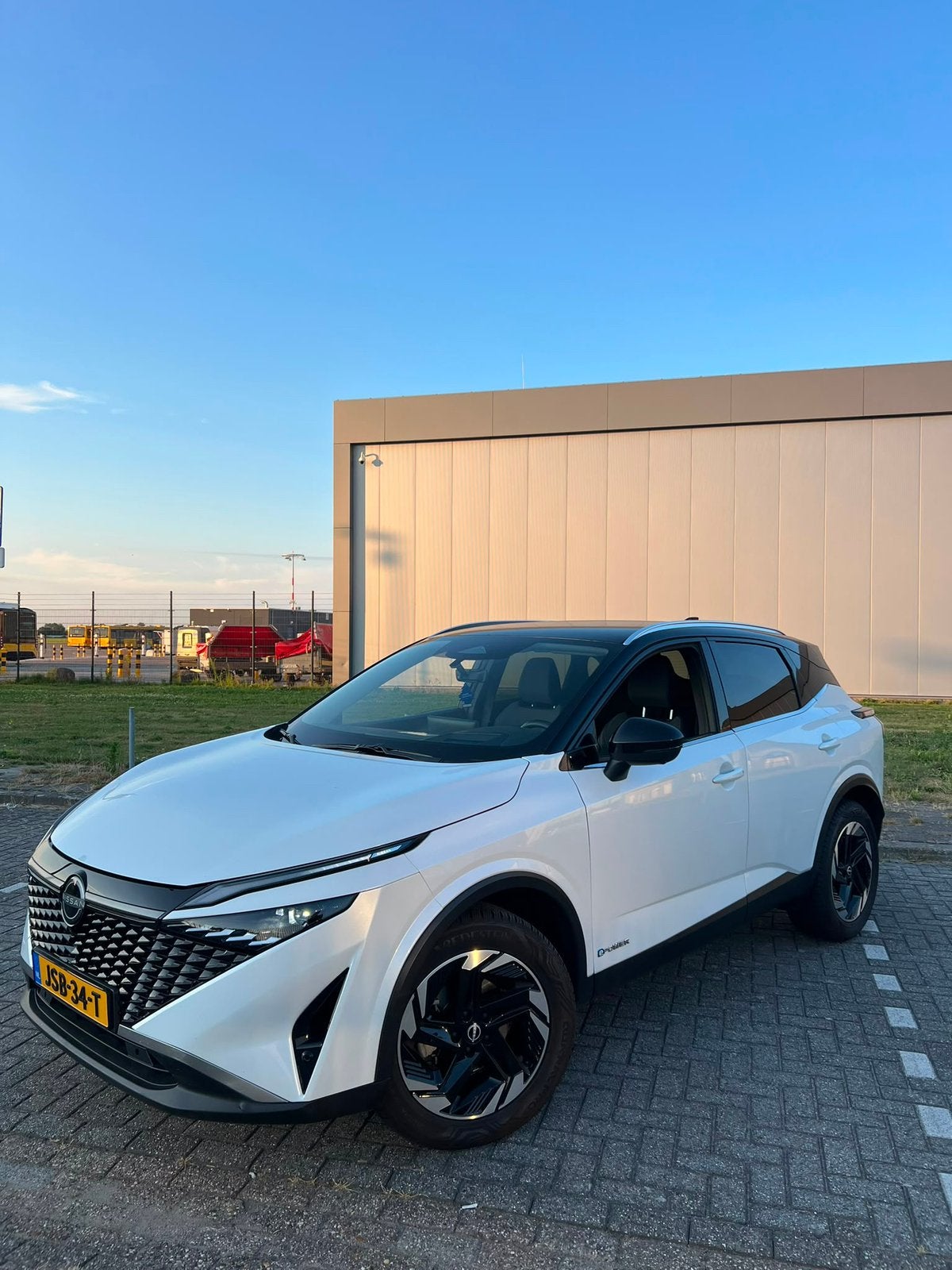 Nissan Qashqai 1.3 Mild-hybrid 158pk Xtronic 2025 Wit, Auto's, Automaat, Euro 5, 1800 kg, Zwart