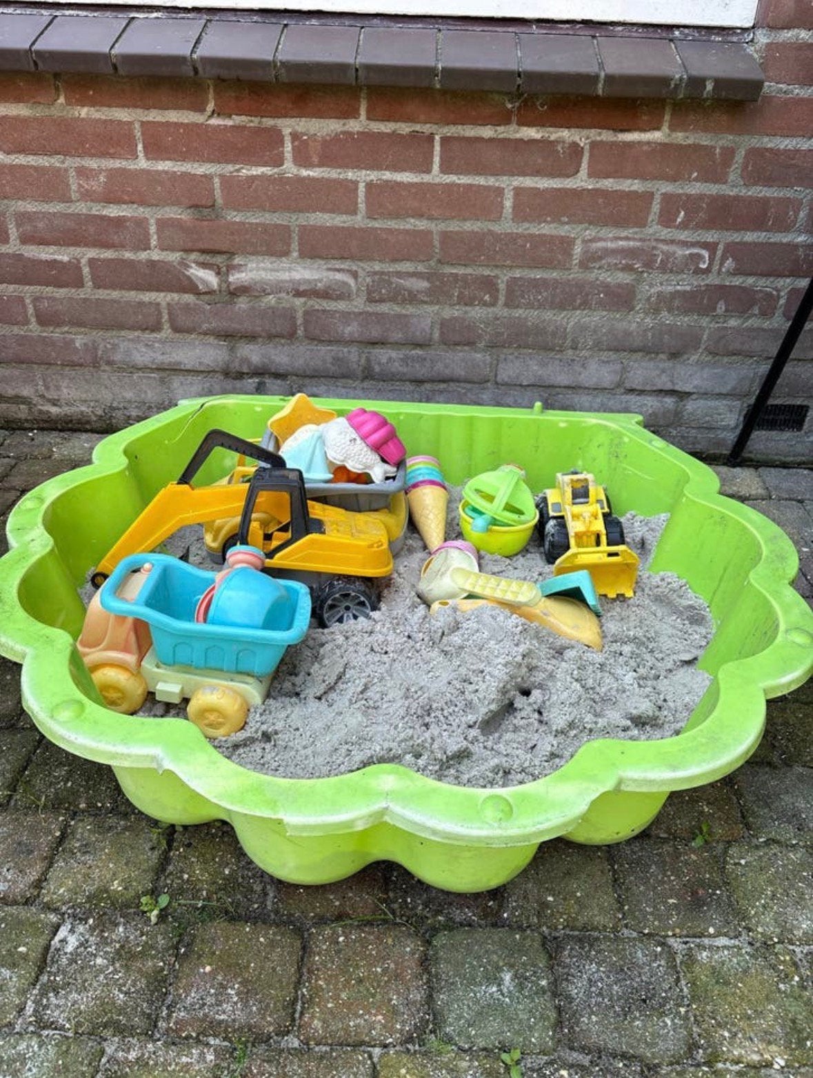 Gratis zandbak met speelzand en speelgoed, Ophalen, Zo goed als nieuw