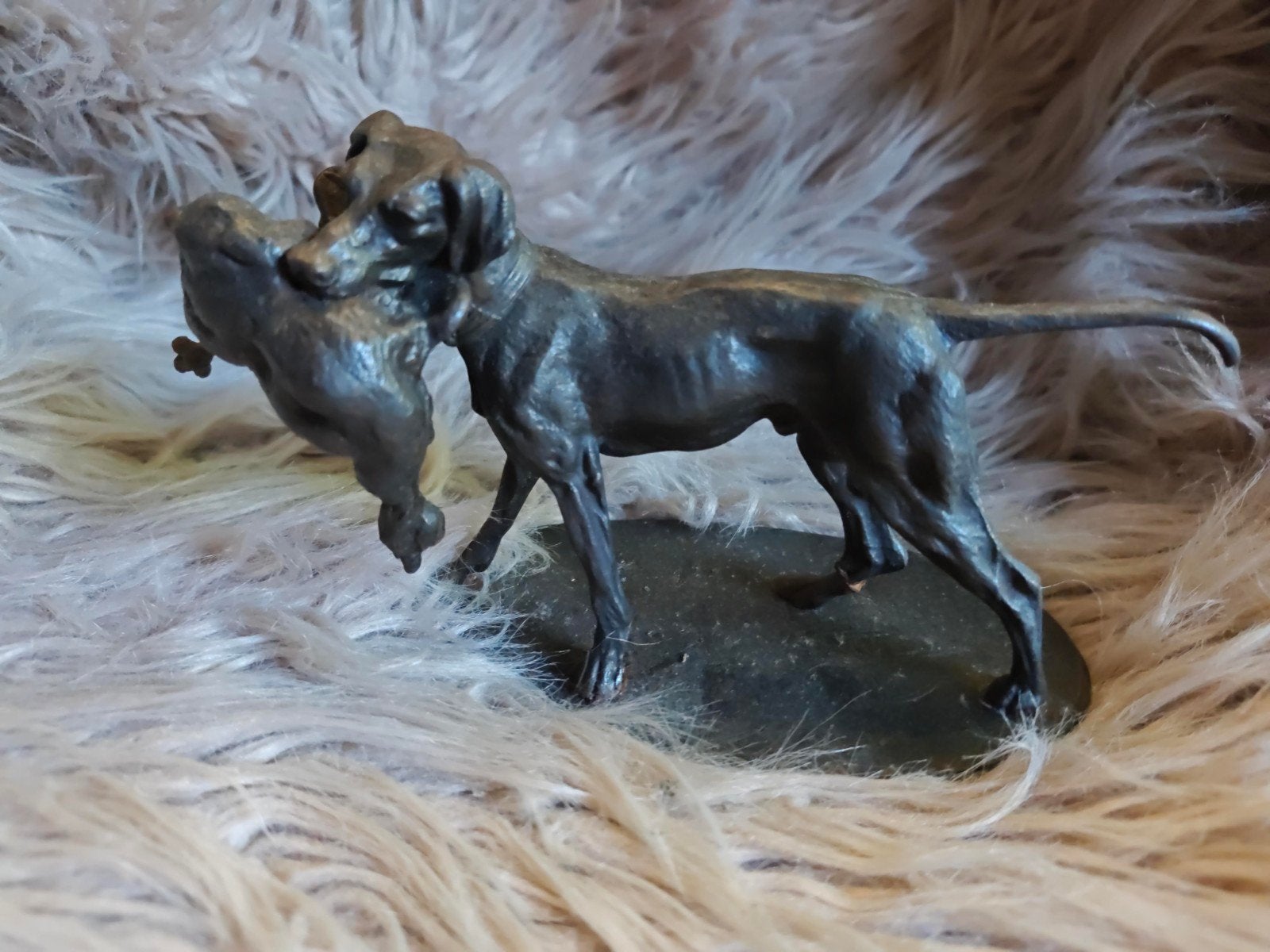 Bronzen /metaal beeld van jachthond met prooi, Antiek en Kunst, Minder dan 20 cm, Ophalen of Verzenden, Beeld, Bruin