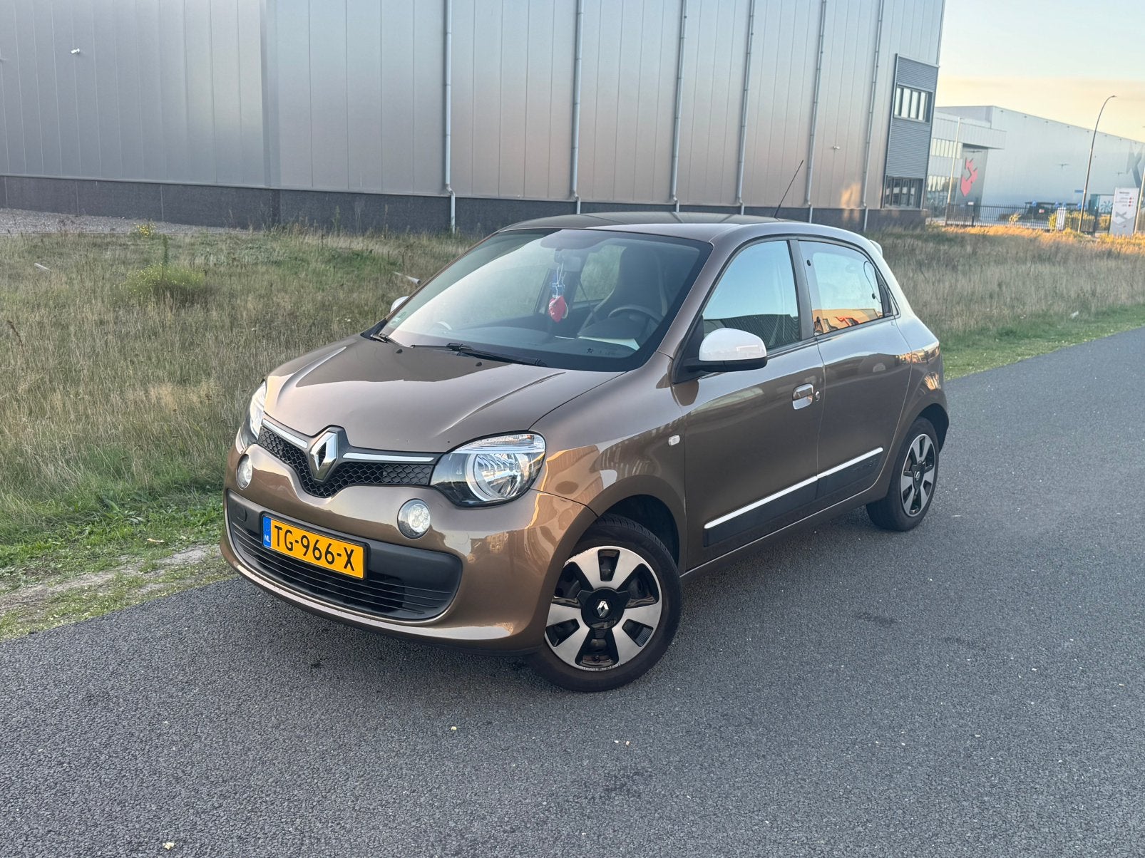 Renault Twingo 1.0 SCE 70 2015 Bruin NWE APK!, Auto's, 839 kg, Twingo, Bruin, 4 stoelen
