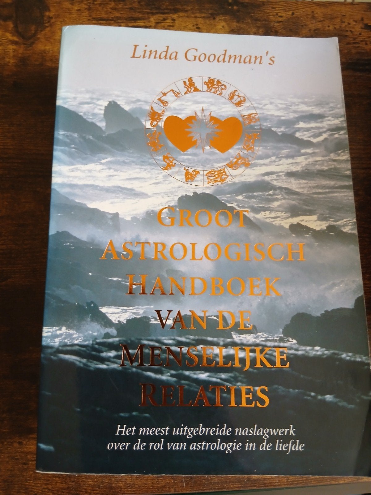 Linda Goodman's Groot Astrologisch Handboek Relaties, Boeken, Esoterie en Spiritualiteit, Ophalen of Verzenden, Gelezen, Astrologie