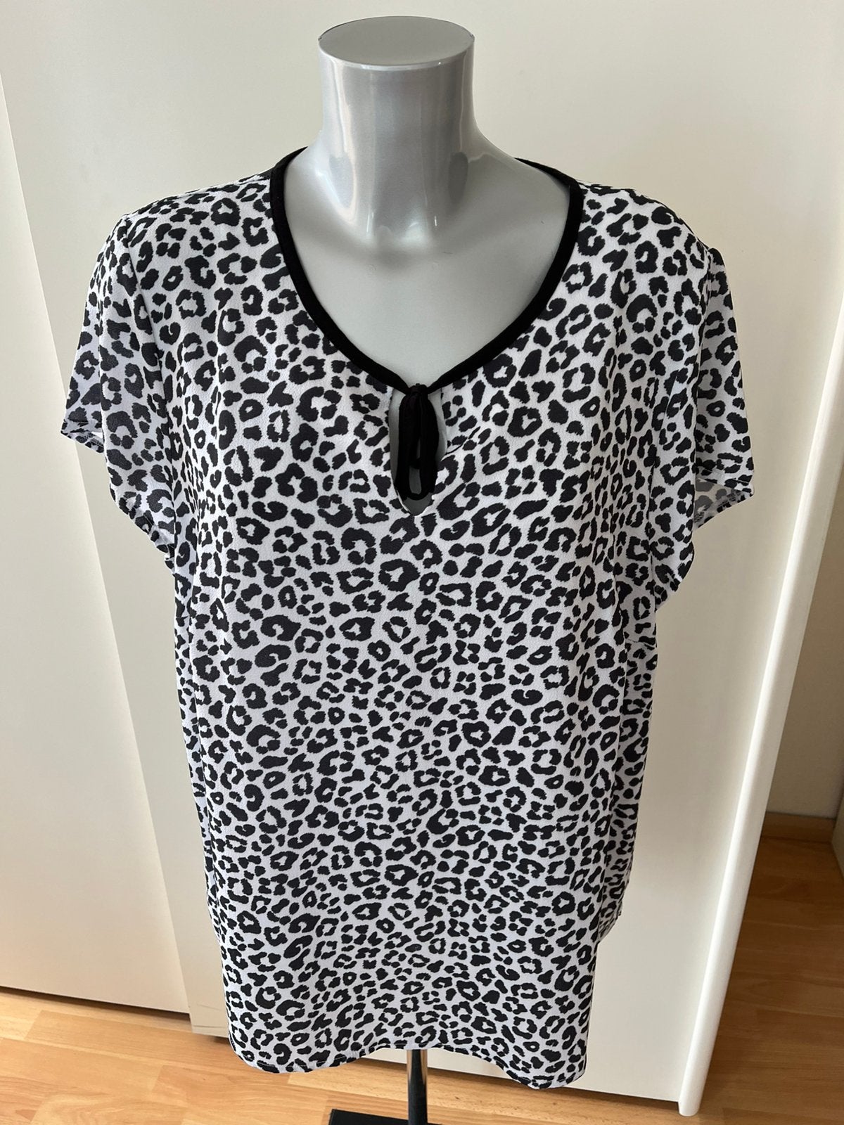 T-shirt zwart/wit tijgerprint maat 46/48 (Studio Untold), Ophalen of Verzenden, Zo goed als nieuw, Meerkleurig, Shirt of Top