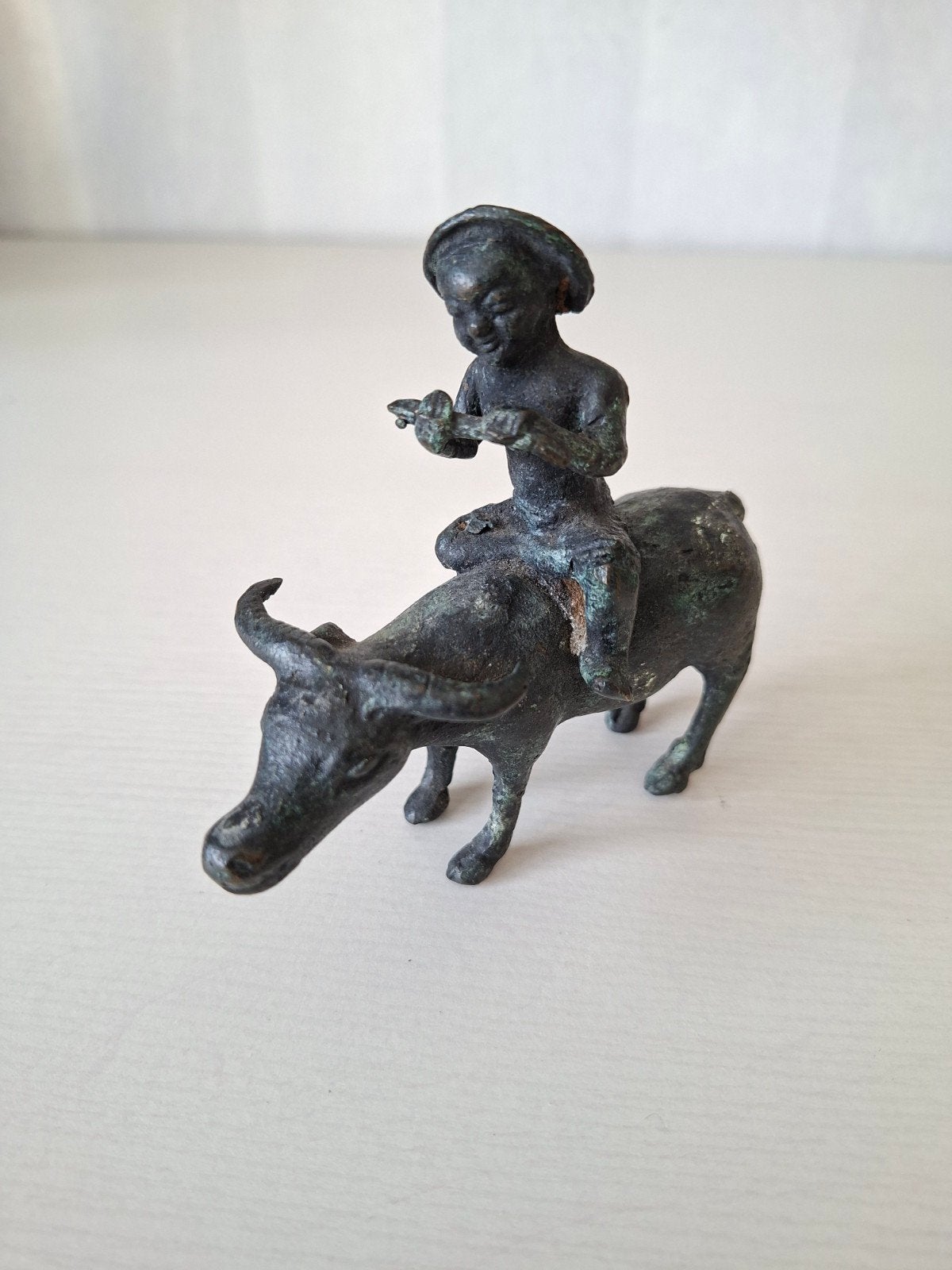 Bronzen beeldje: Jongen op waterbuffel, Minder dan 20 cm, Ophalen of Verzenden, Beeld, Bruin
