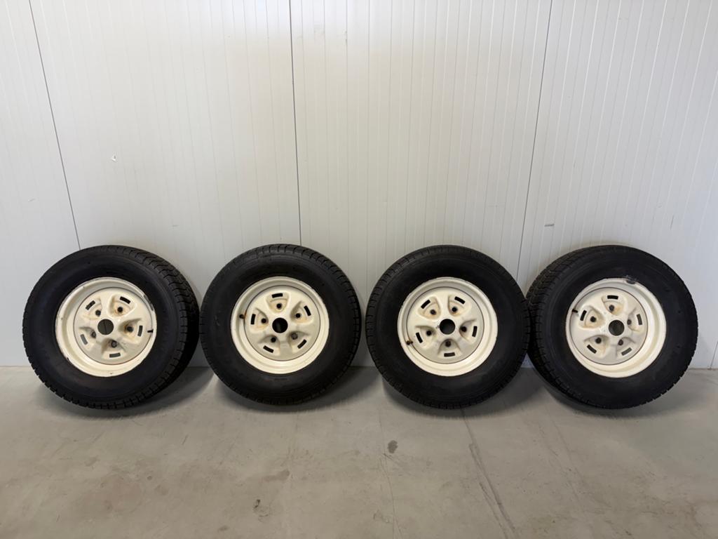 16 inch Land Rover Defender velgen met banden (1980-1988), Auto-onderdelen, Ophalen, Gebruikt, 16 inch, Banden en Velgen