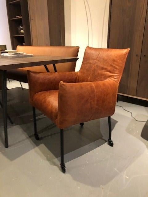 Set van 4 Catja stoelen in Chill Line leder Cognac nu €1196, Huis en Inrichting, Stoelen, Ophalen, Bruin, Nieuw, Leer