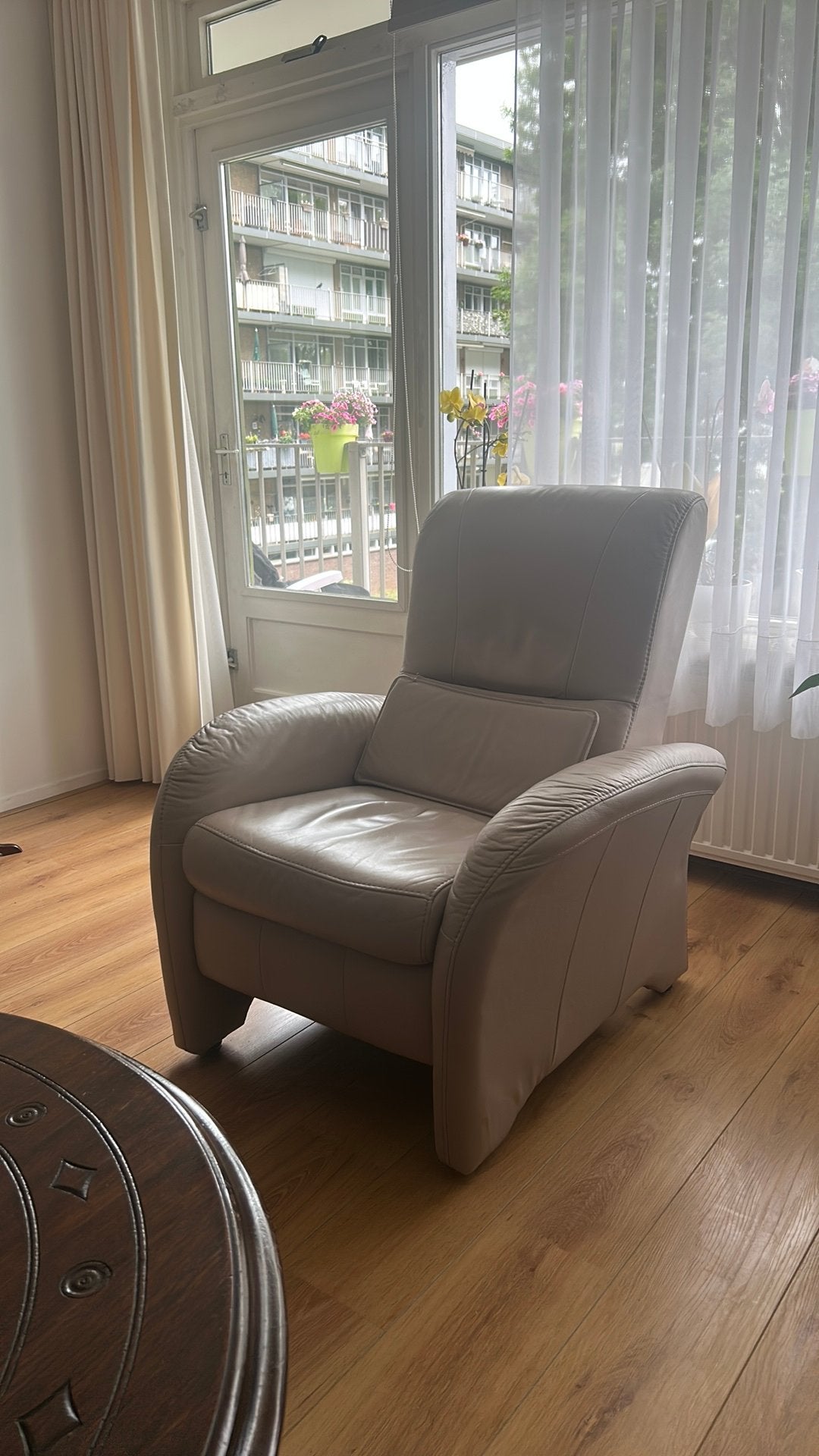 Comfortabele relaxfauteuil met uitschuifbare voetensteun, Ophalen, Gebruikt, Leer, 75 tot 100 cm