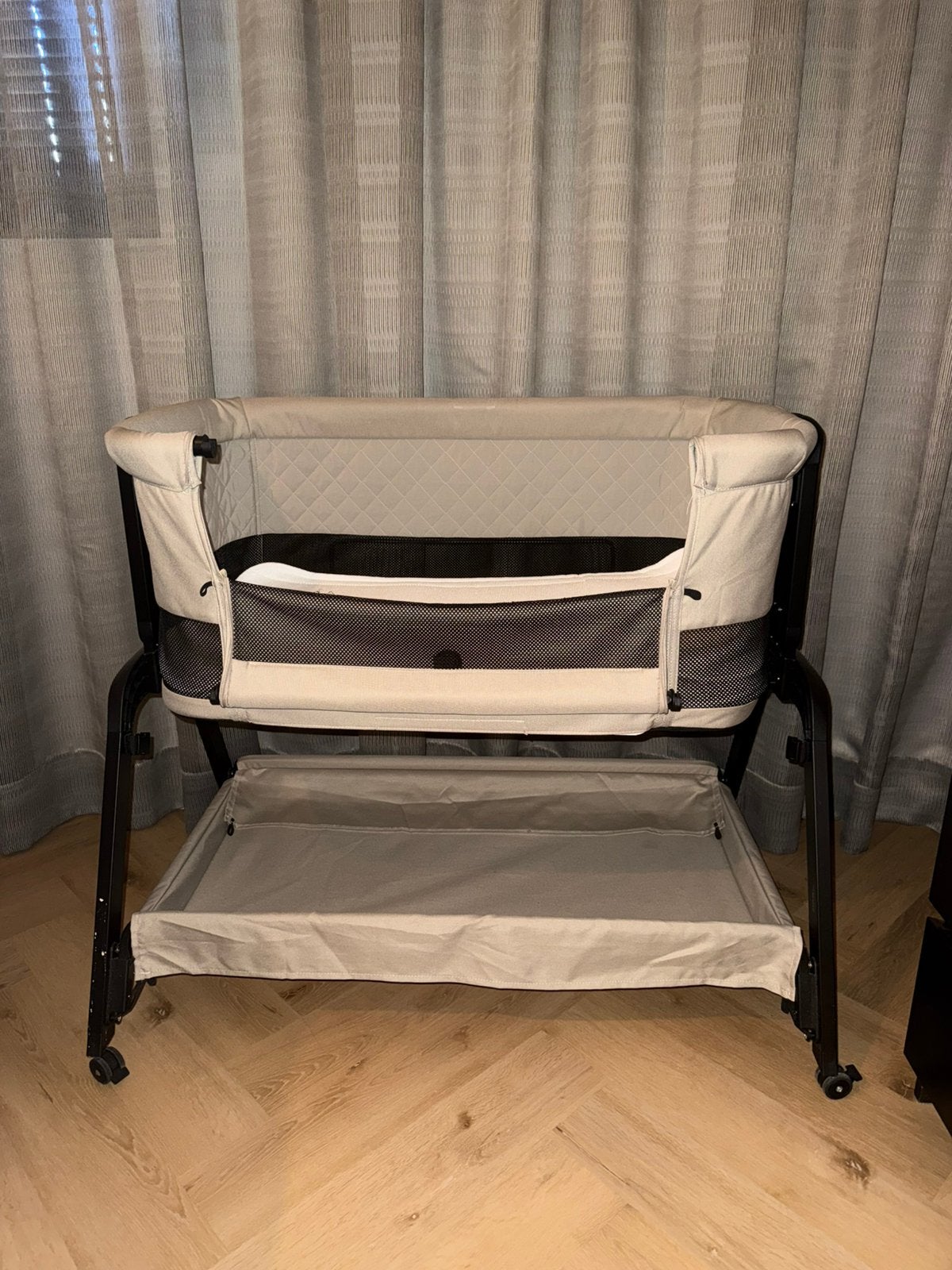 Qute co-sleeper Q-breez plus mild taupe, Ophalen, Zo goed als nieuw, Wieg