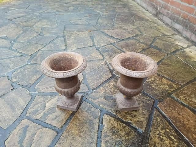 gietijzeren bloempot twee, Tuin en Terras, Ophalen, Gebruikt, Rond, Metaal