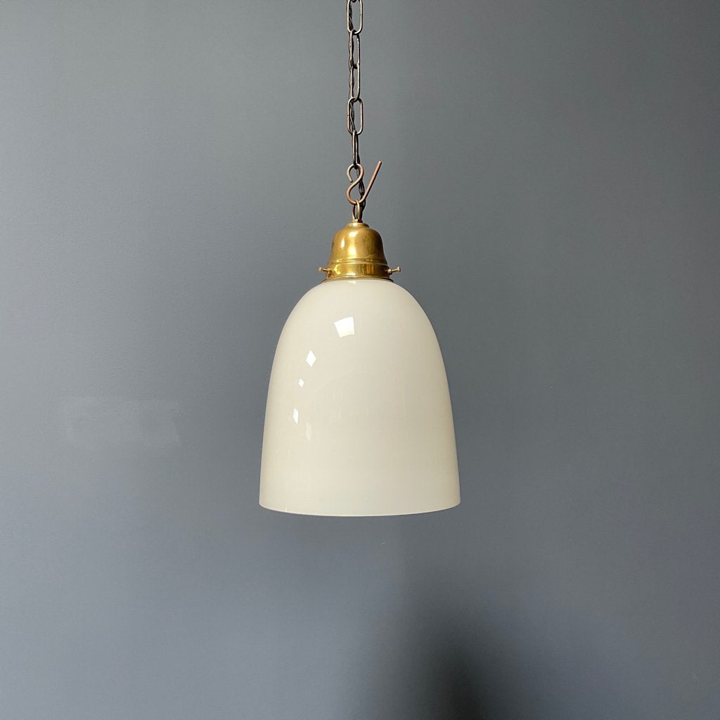 Hoge oude wit opaline glazen hanglamp met messing armatuur, Antiek en Kunst, Ophalen of Verzenden
