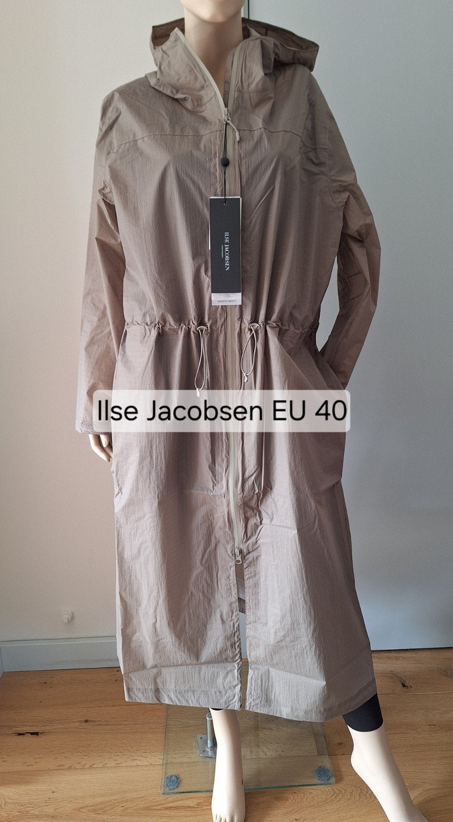 Nieuw met labels Ilse Jacobsen regenjas taupe / greige 40/42, Bruin, Maat 42/44 (L), Nieuw, Ophalen of Verzenden