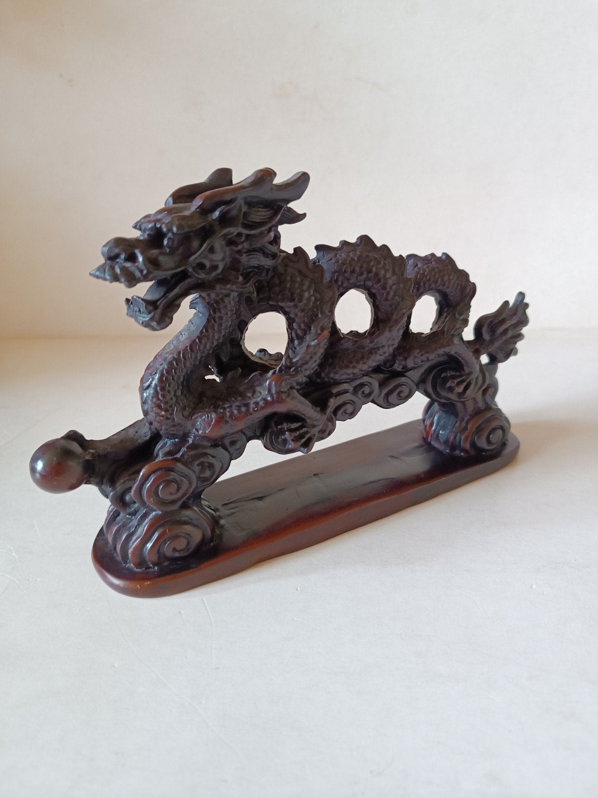 Chinese draak met bal houtsnijwerk uit Thailand, Overige onderwerpen, Houtsnijwerk, Minder dan 20 cm, Ophalen of Verzenden