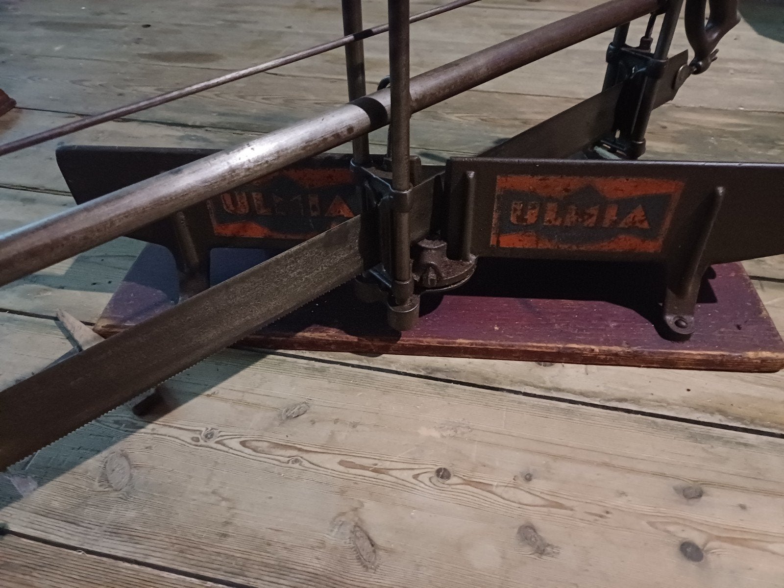 Ulmia afkortzaag in het vet bewaard, Ophalen, Zo goed als nieuw