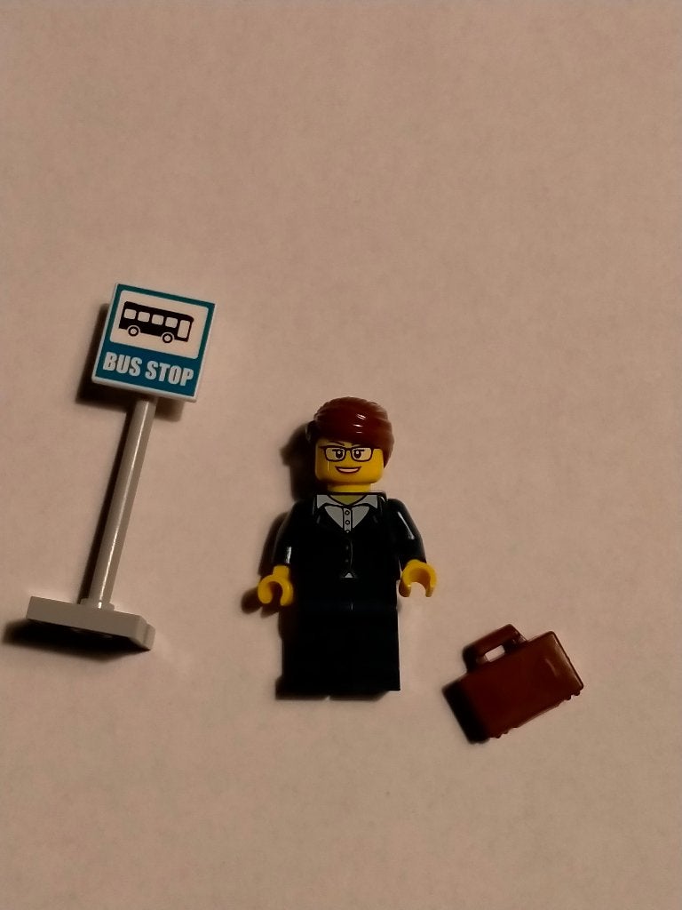 Vrouw in pak bij bus stop busstop Lego figuurtje poppetje, Verzenden, Zo goed als nieuw