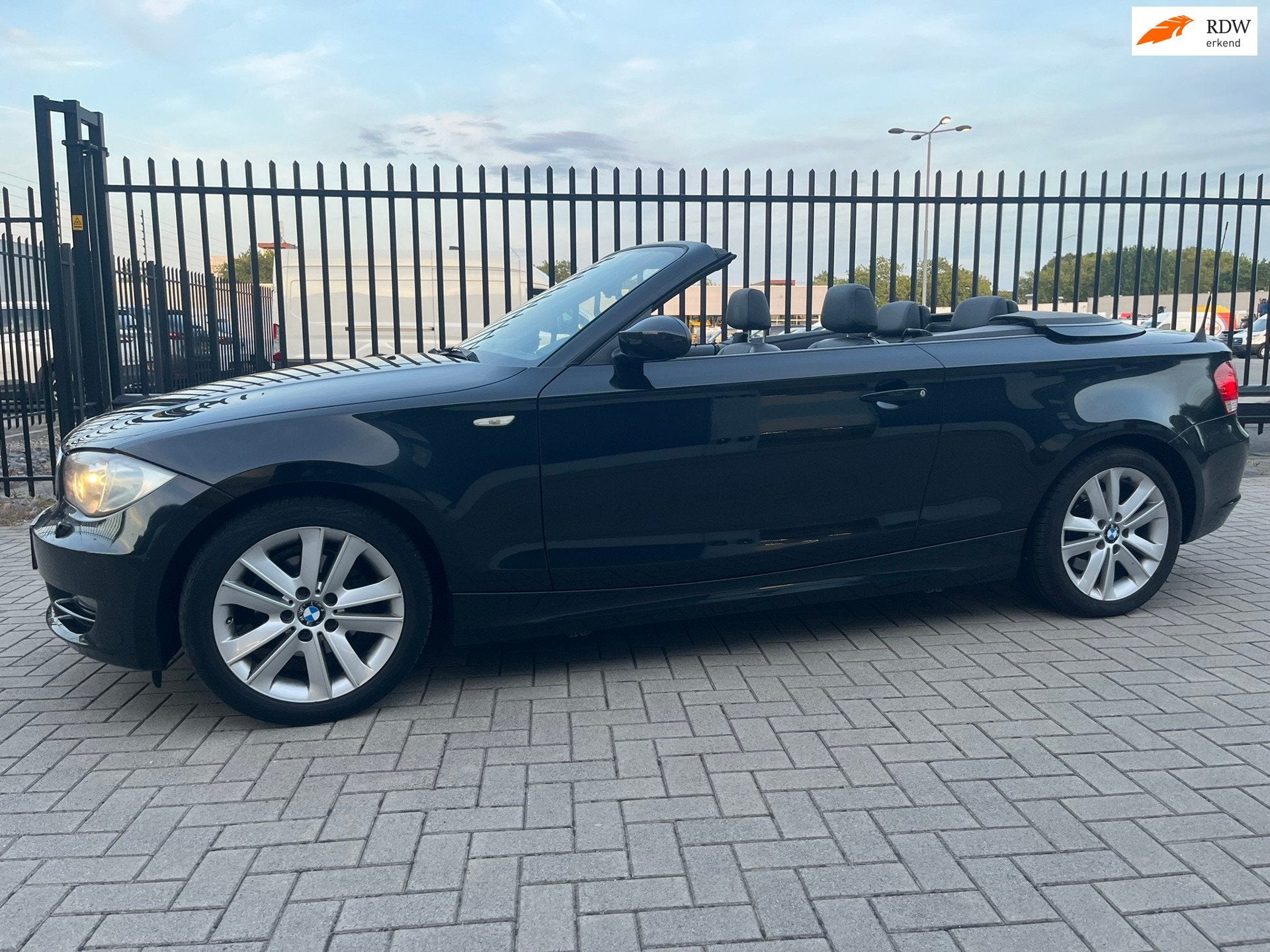 BMW 1-serie Cabrio 120i Executive Volleder / Vol opties Cabr, Auto's, BMW, Achterwielaandrijving, Zwart, 4 cilinders, Cabriolet