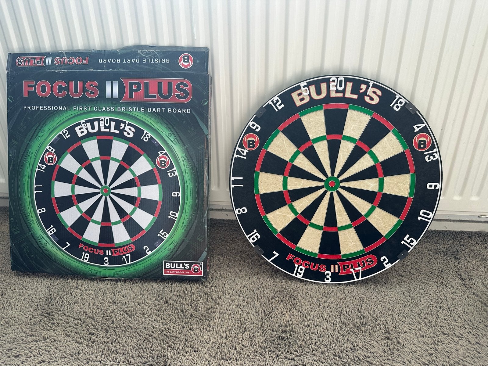 Bull's Focus II Plus Bristle dartbord - nieuw in doos, Sport en Fitness, Darts, Ophalen, Nieuw, Dartbord