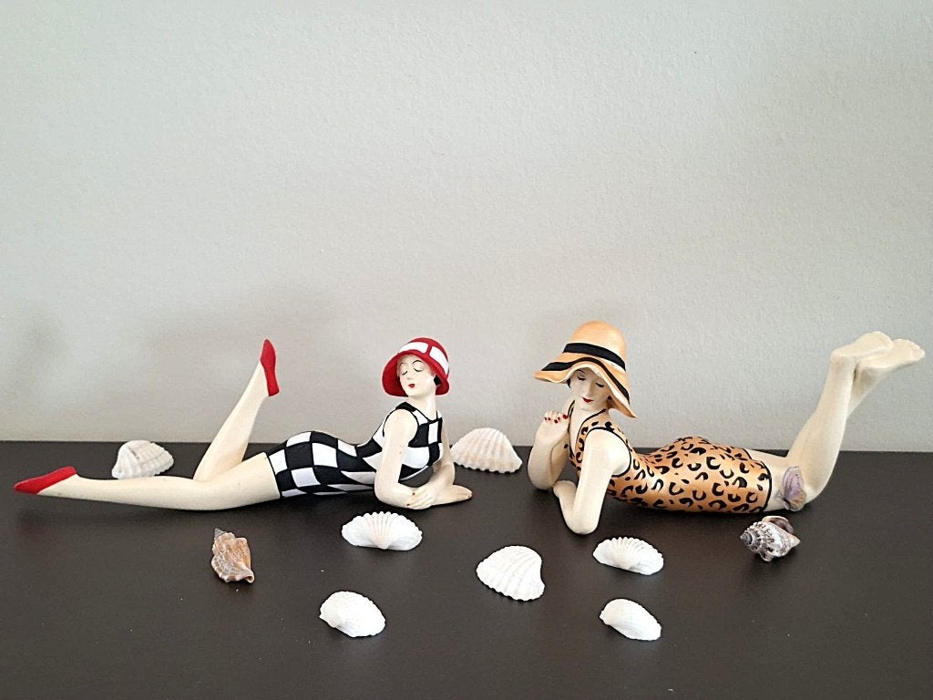 Twee beeldjes vintage bad dames in retro badpakken, Vintage, Meerkleurig, Verzenden, Zo goed als nieuw