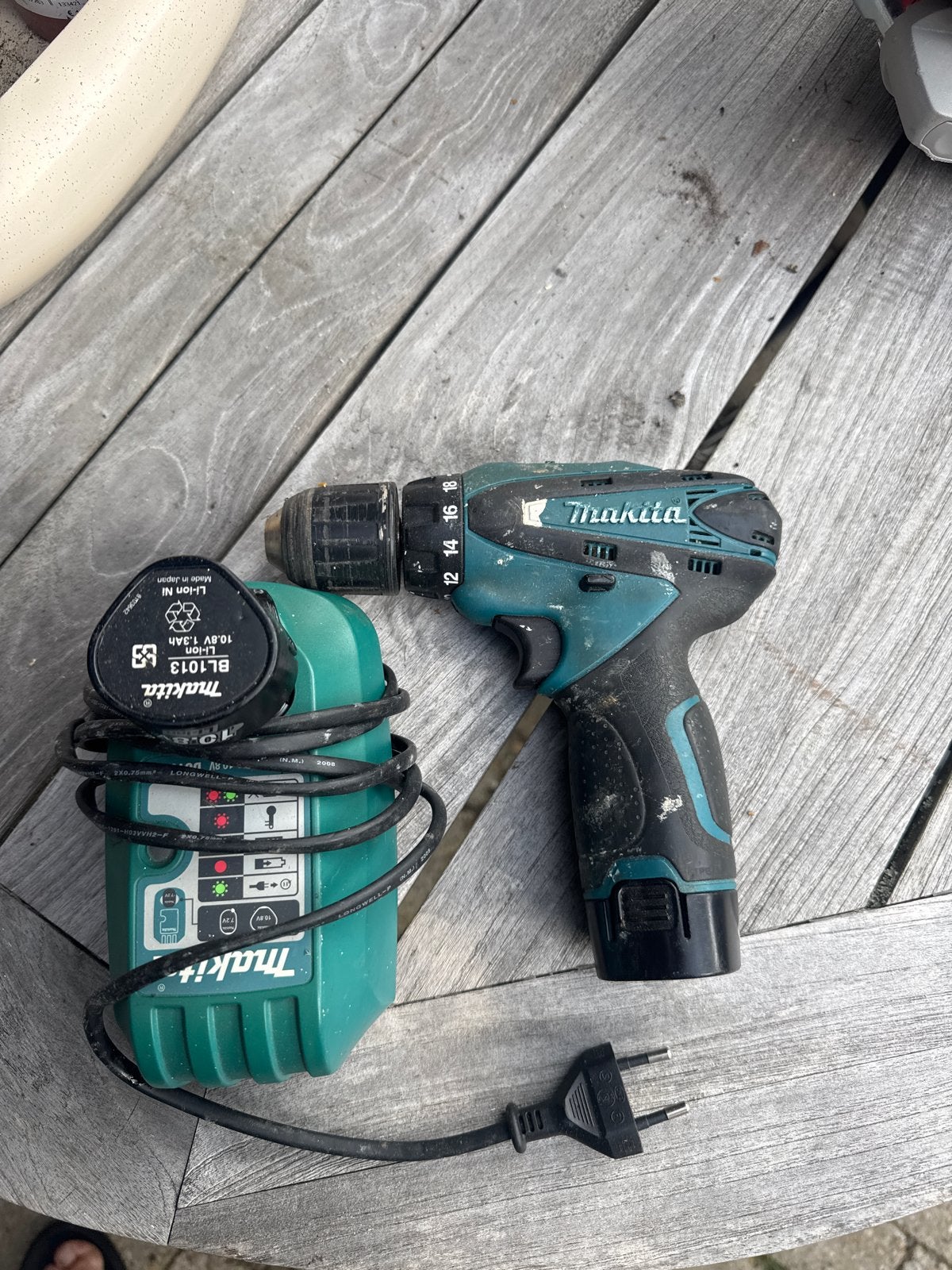 Makita Boor-/Schroefmachine met Oplader - 10.8V Li-ion, Ophalen, Gebruikt, Minder dan 400 watt, Boor- en Schroefmachine