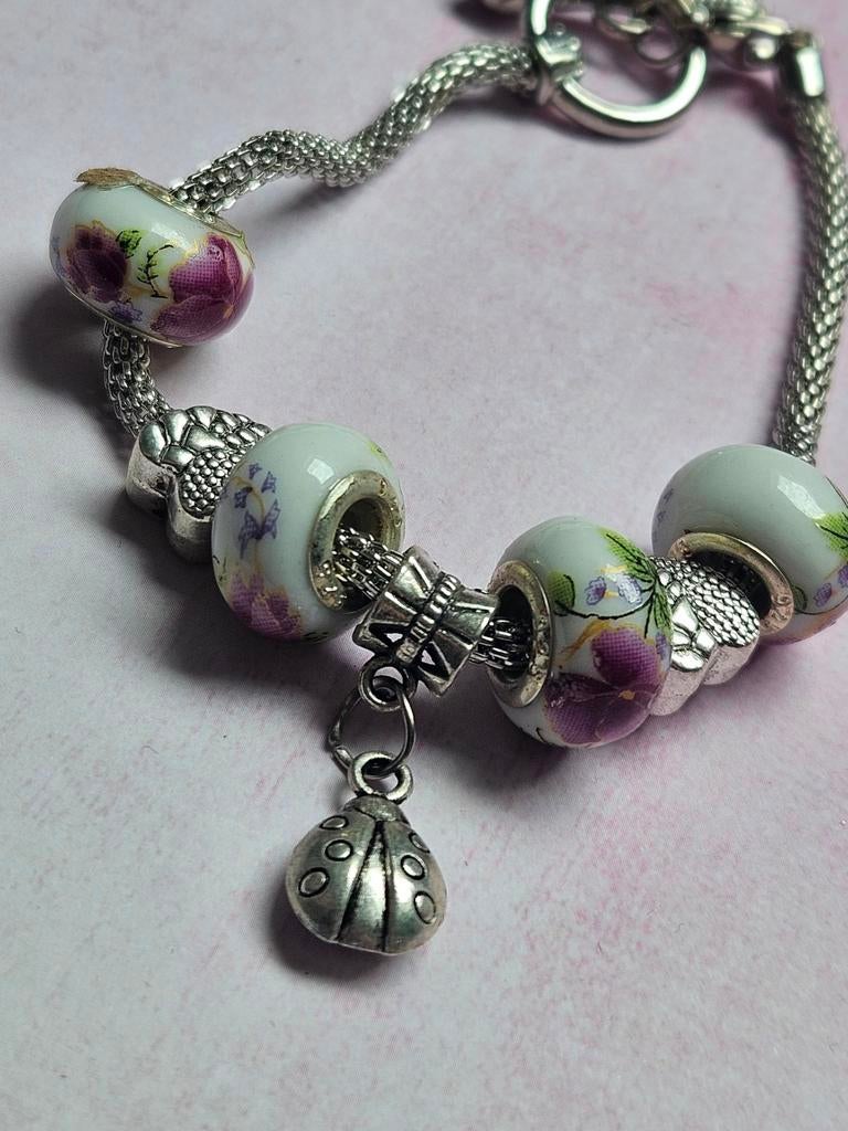 Armband met bloemenkralen en lieveheersbeestje  #54, Ophalen, Overige materialen, Nieuw, Met bedels of kralen
