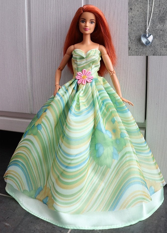 Barbie kleding nieuw - Lange jurk groen met kant en bloem, Ophalen of Verzenden, Nieuw, Barbie