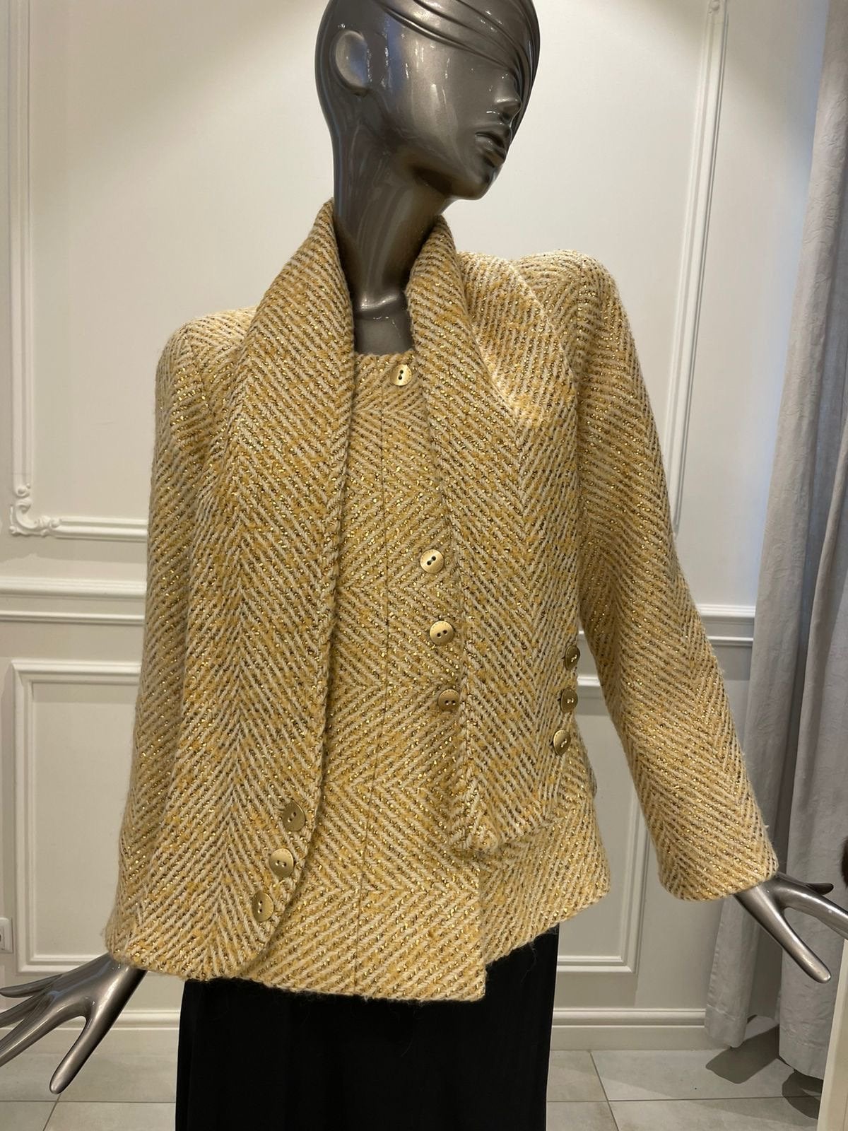 Chanel Gouden Metallic Glitter Wol Tweed Jasje met Sjaal, Geel, Maat 42/44 (L), Ophalen of Verzenden, Zo goed als nieuw