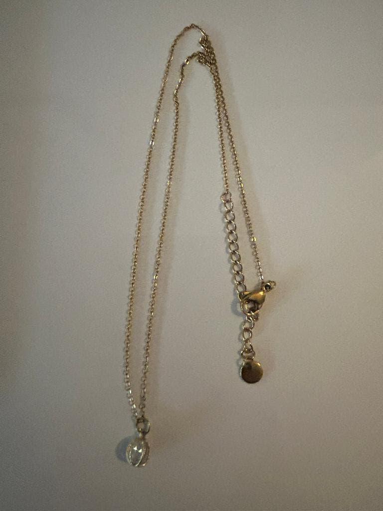 Opruimen in huis goudkleurig ketting met strass bedel, Overige materialen, Ophalen of Verzenden, Zo goed als nieuw, Goud